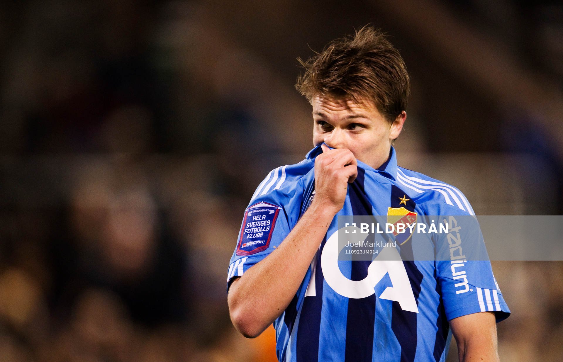  Nicolaj Agger, Djurgården, lämnar planen efter att ha blivit utvisad.