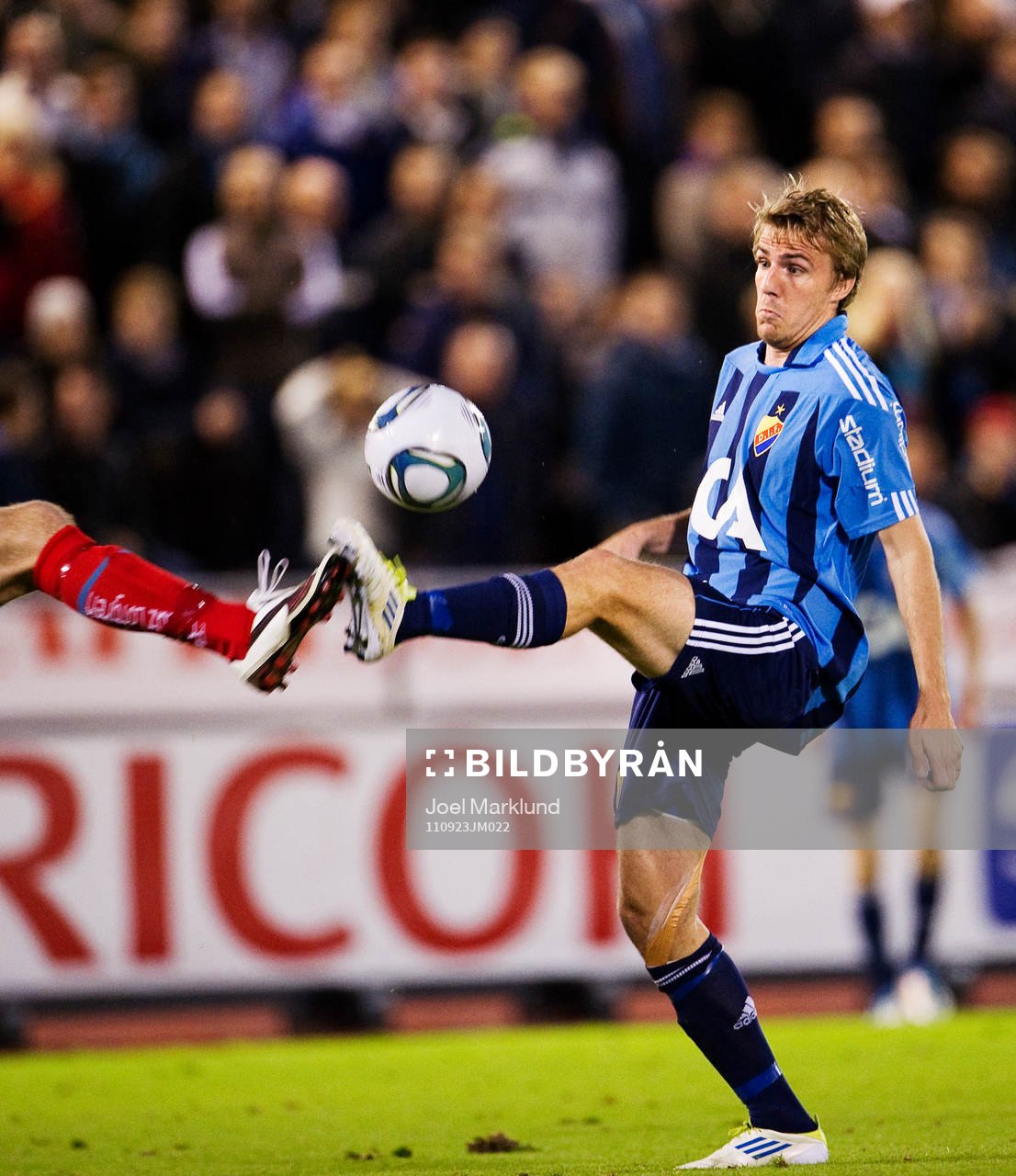  Johan Oremo, Djurgården, stångas mot en spelare i Kalmar.