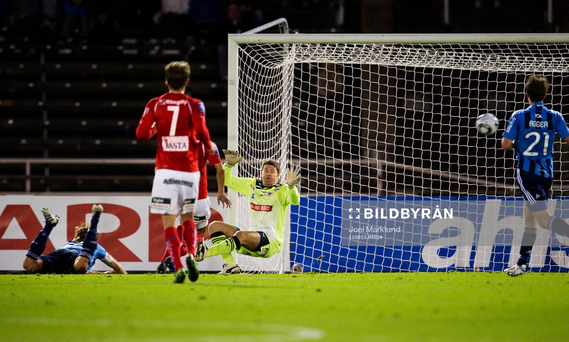 Sebastian Rajalakso, Djurgården, gör 1-0 bakom Petter