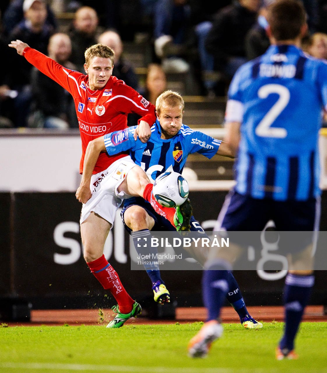 Johan Bertilsson, Kalmar, i en närkamp med Petter
