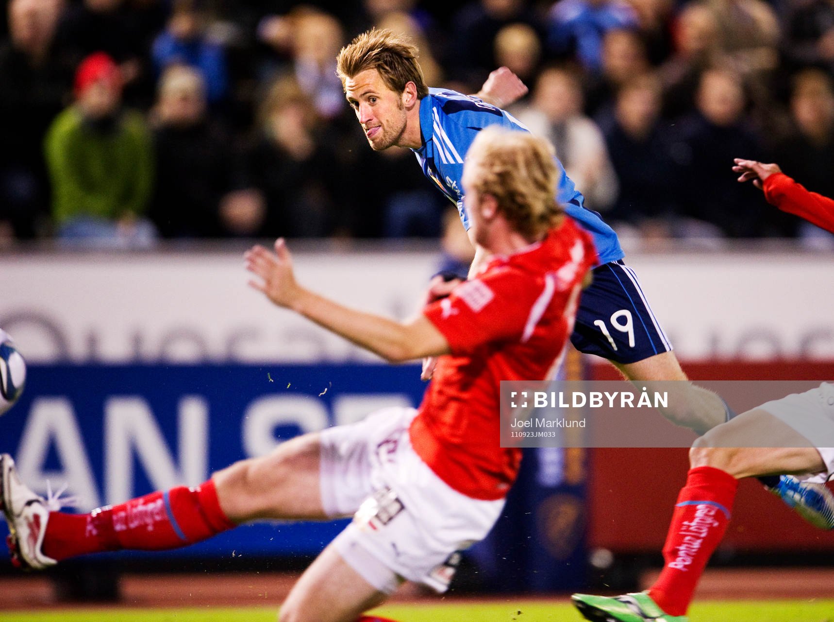  Peter Nymann Mikkelsen, Djurgården, slår ett inlägg.