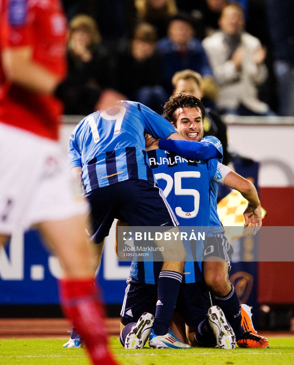  Sebastian Rajalakso kramas om av Christer Youssef, Djurgården, efter sitt 2-1-mål. Jubel, glädje.
