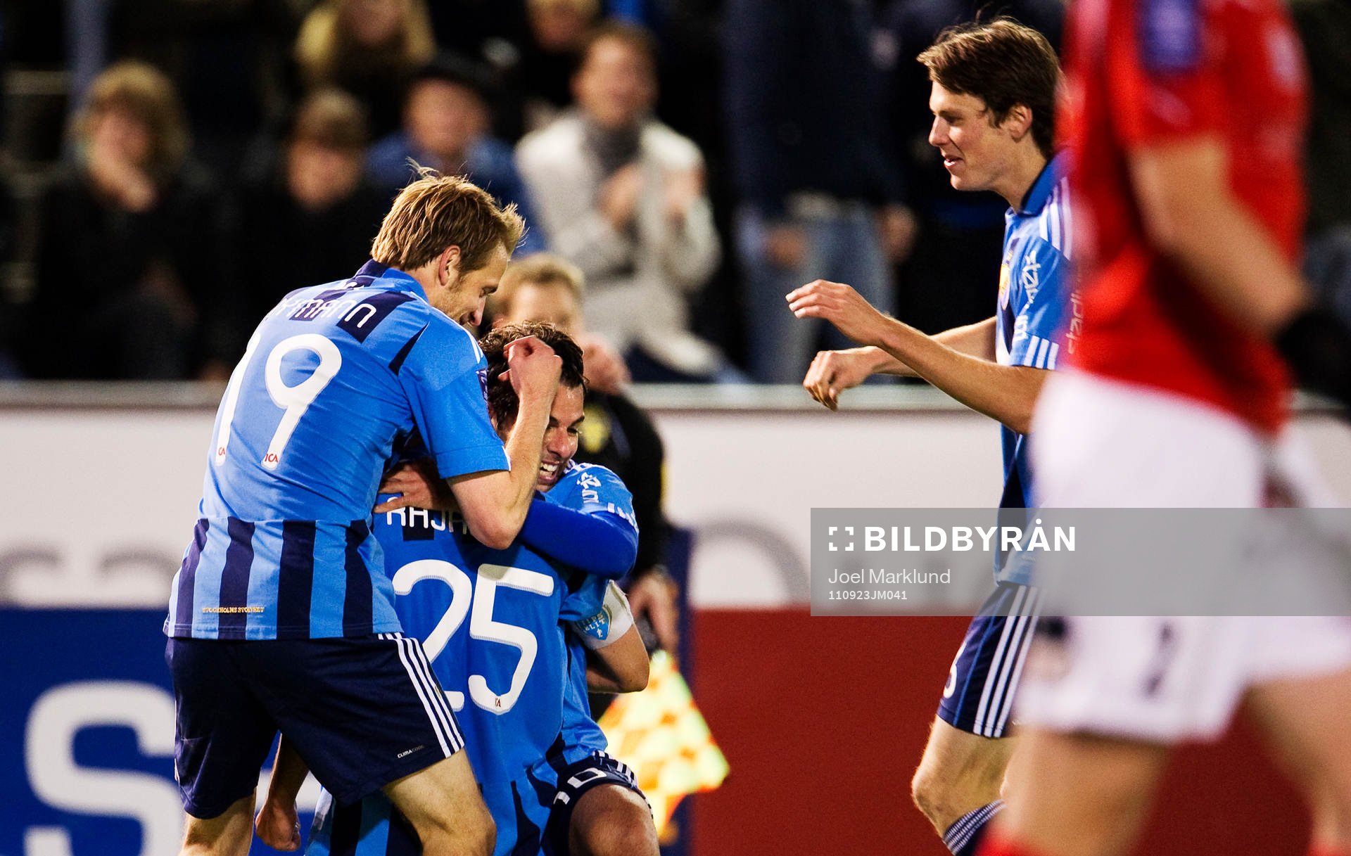  Sebastian Rajalakso kramas om av Peter Nymann Mikkelsen och Christer Youssef, Djurgården, efter sitt 2-1-mål. Jubel, glädje.