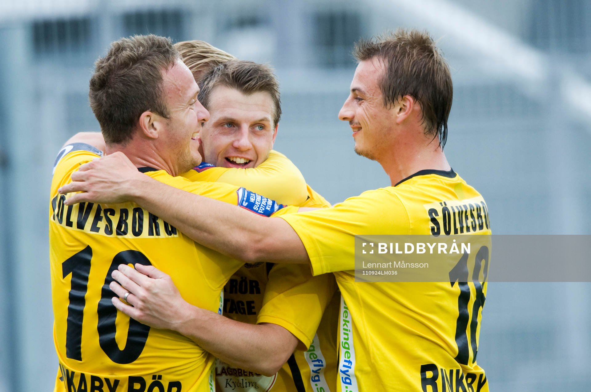 1-0, Daniel Nilsson, Mjällby, som grattas av David
