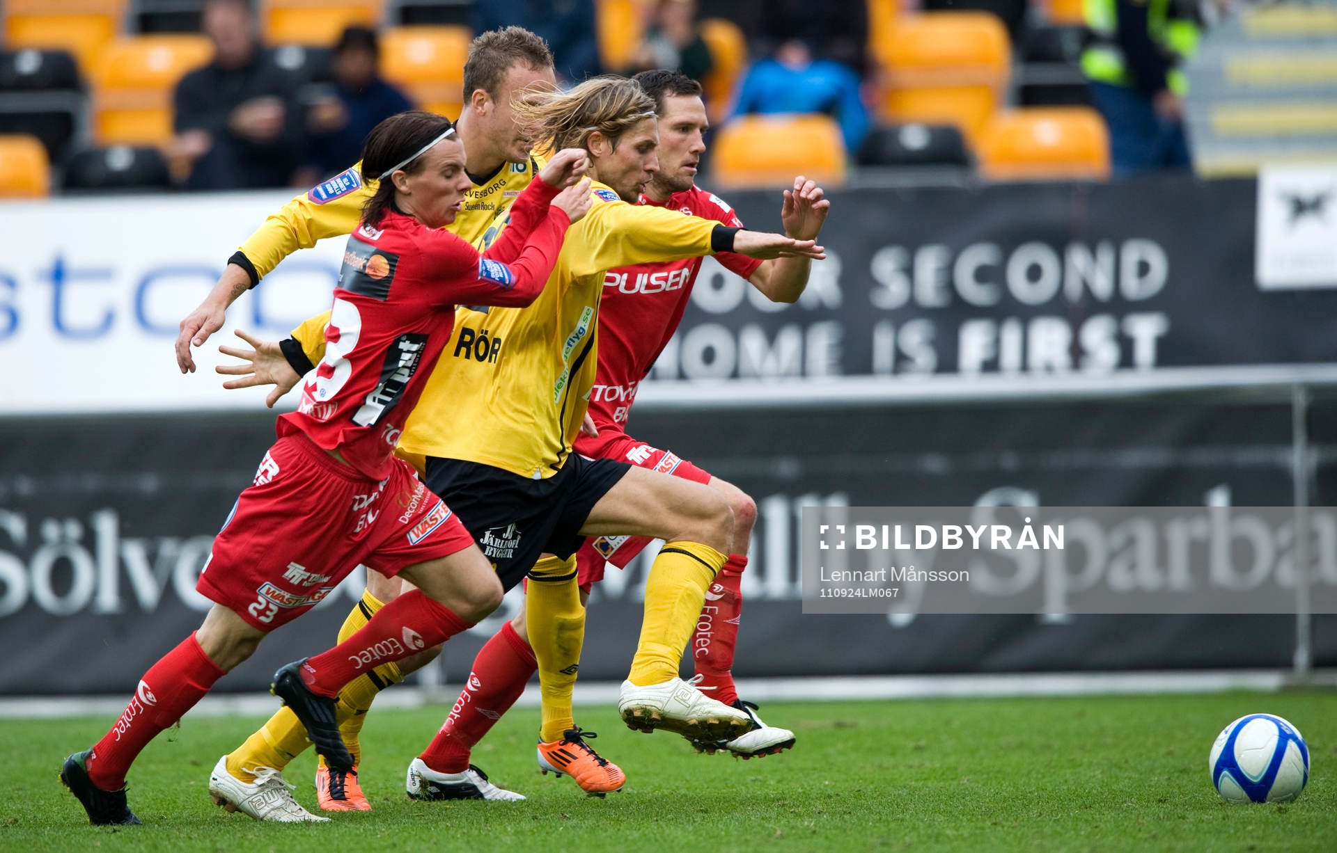 Tobias Grahn, Mjällby, Niklas Hult, Elfsborg, jagar boll