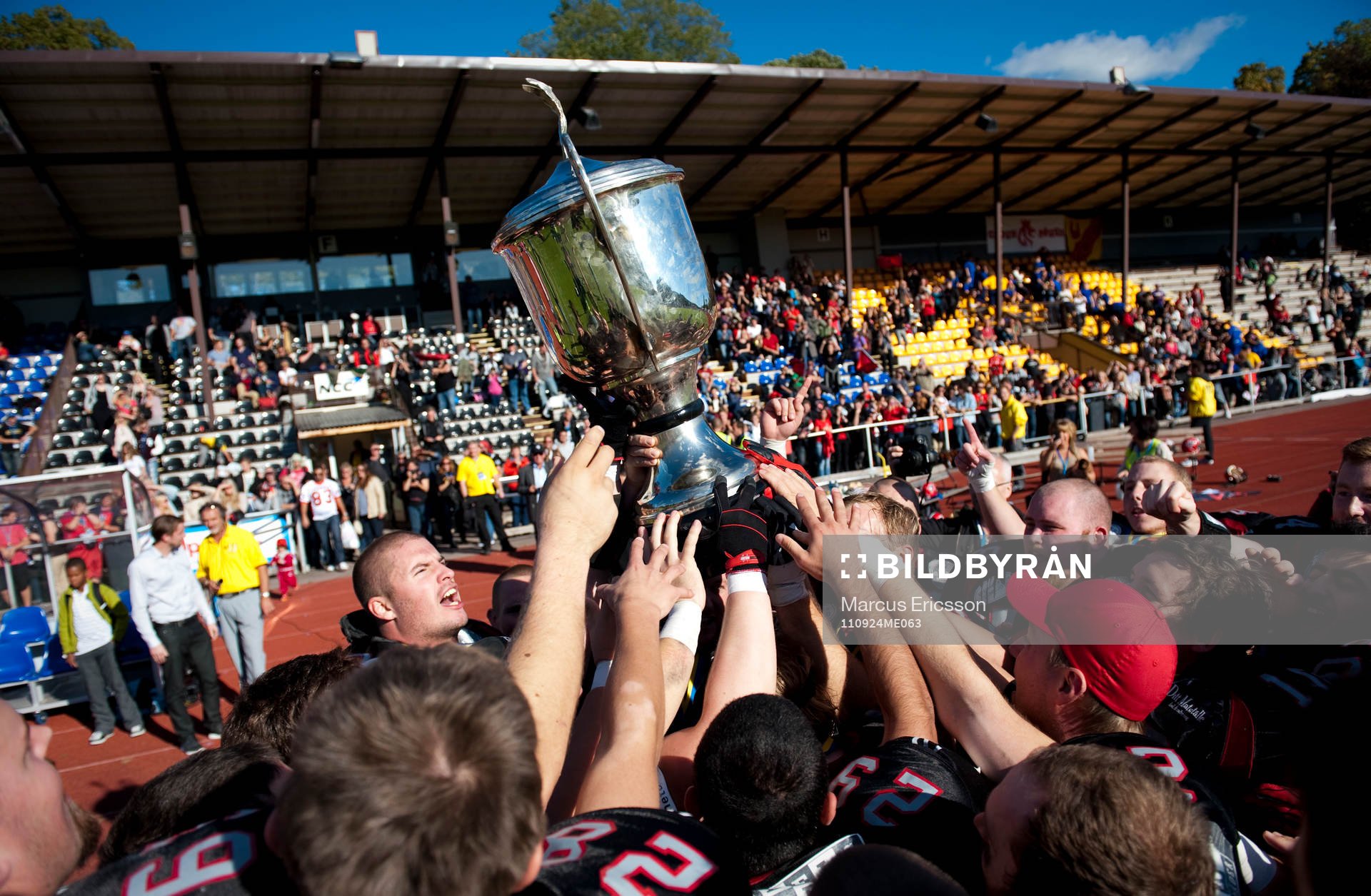  Carlstad är fortsatt Svenska Mästare och lyfter pokalen. Jubel, glädje, pokal.