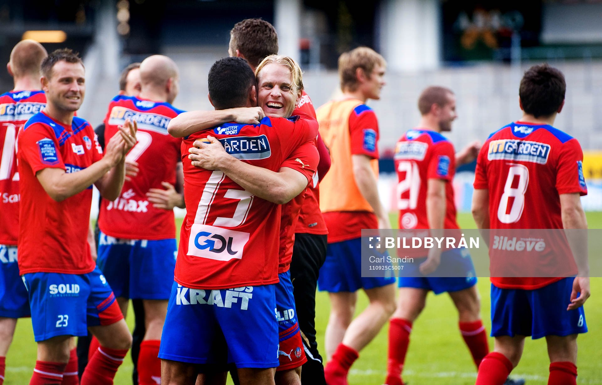 Erik Sundin kramar om Rachid Bouaouzan, Helsingborg, jubel