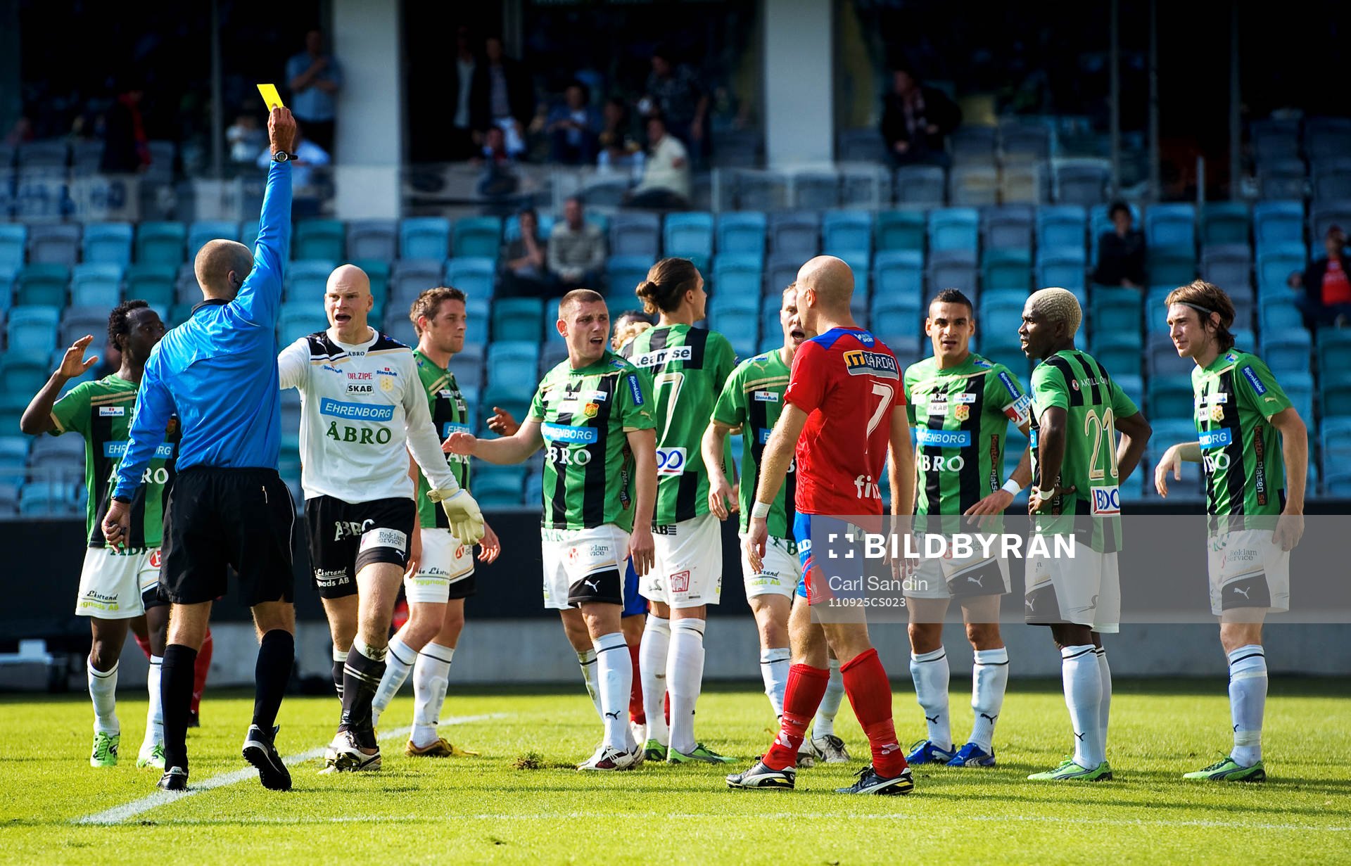 Michael Lerjéus, domare, delar ut gula kort