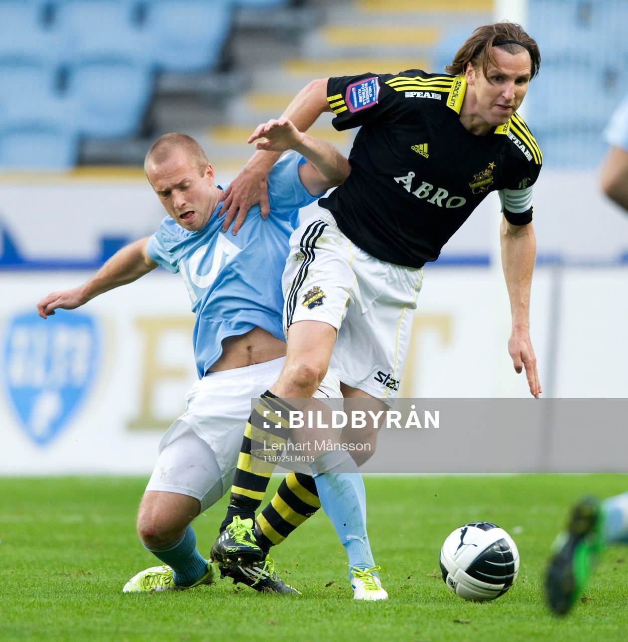 Daniel Larsson, Malmö får Nils-Eric Johansson, AIK, på