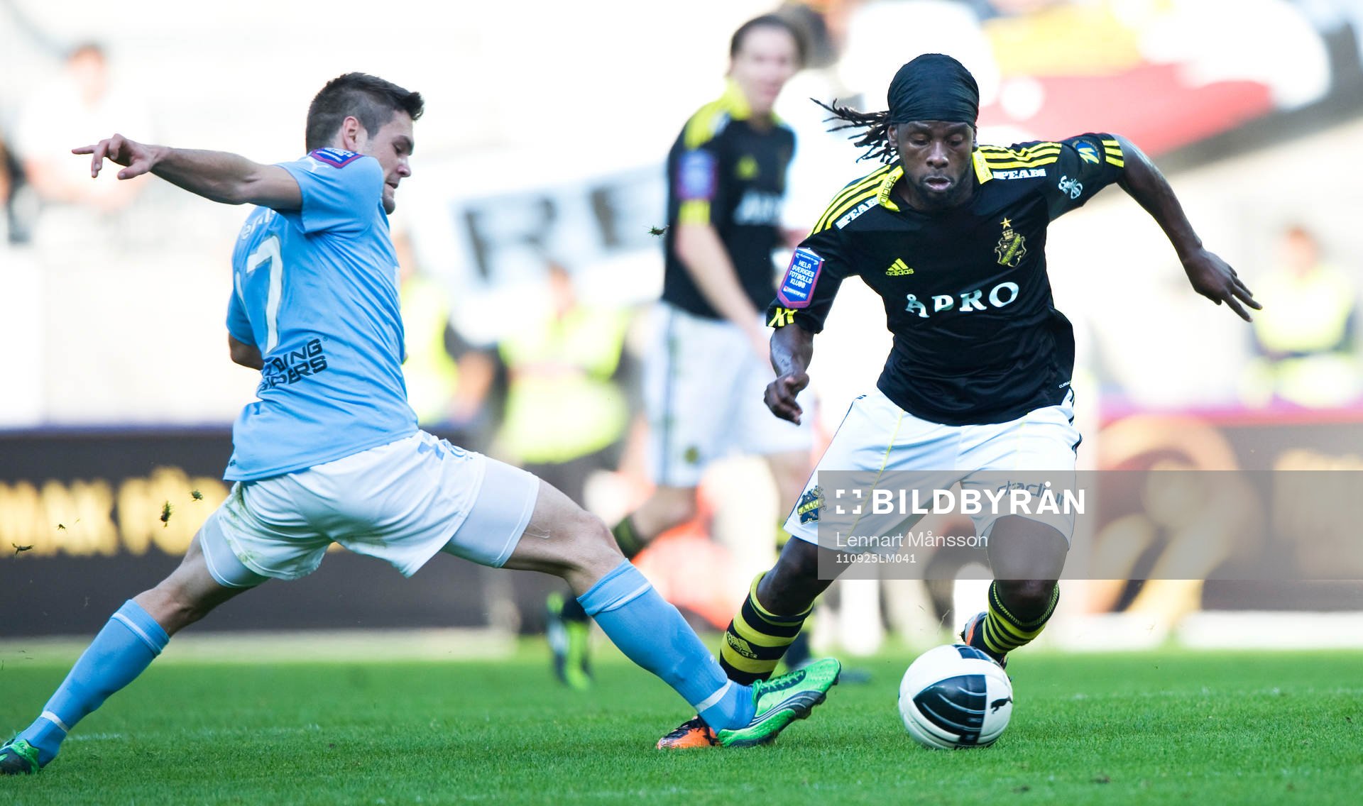 Ivo Pekalski, Malmö, försöker stoppa Martin Mutumba, AIK
