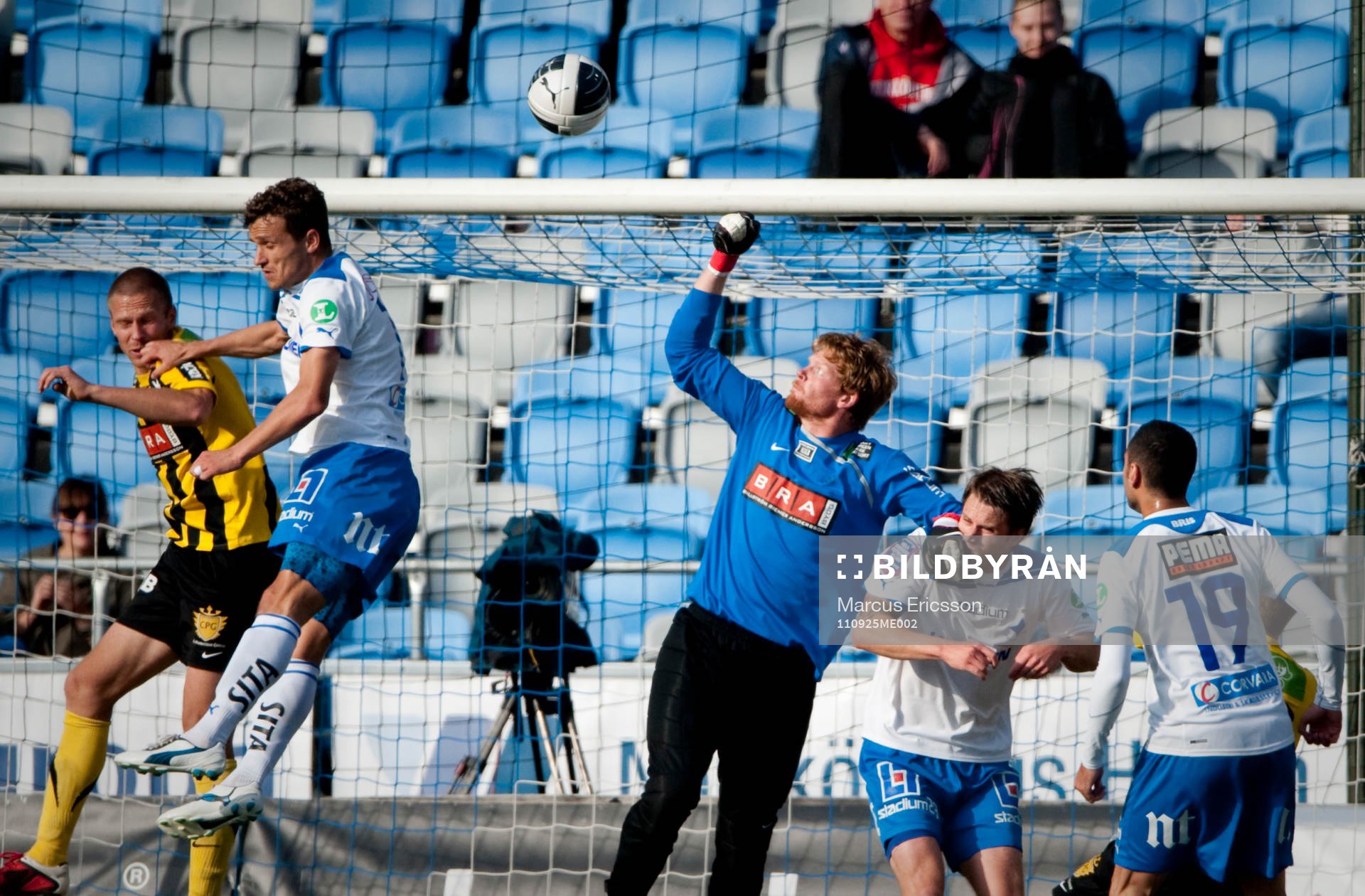 Christoffer Källqvist, målvakt Häcken rensar undan