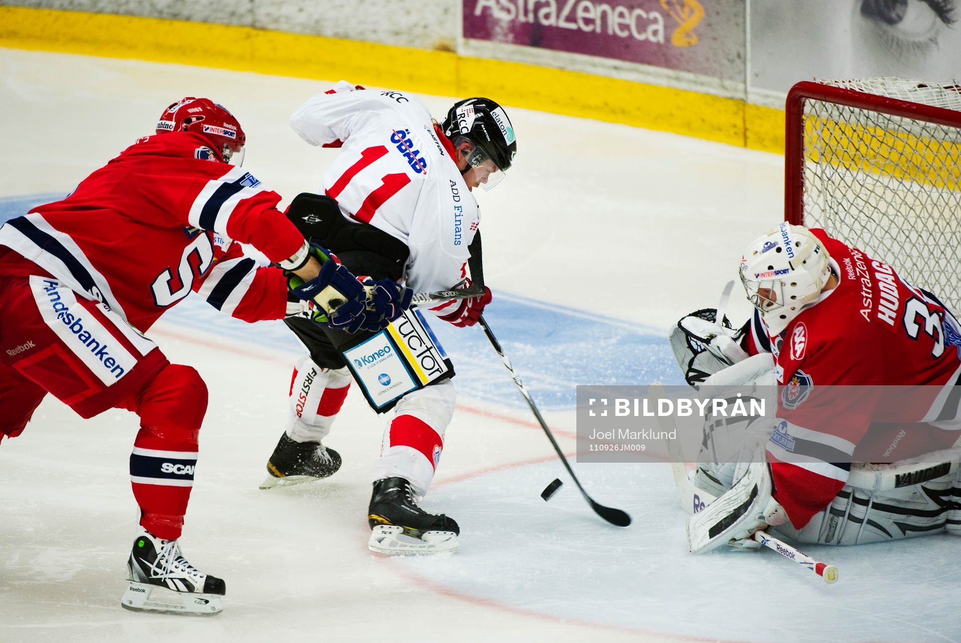 Thomas Enström, Örebro, oroar framför Julius Hudacek,