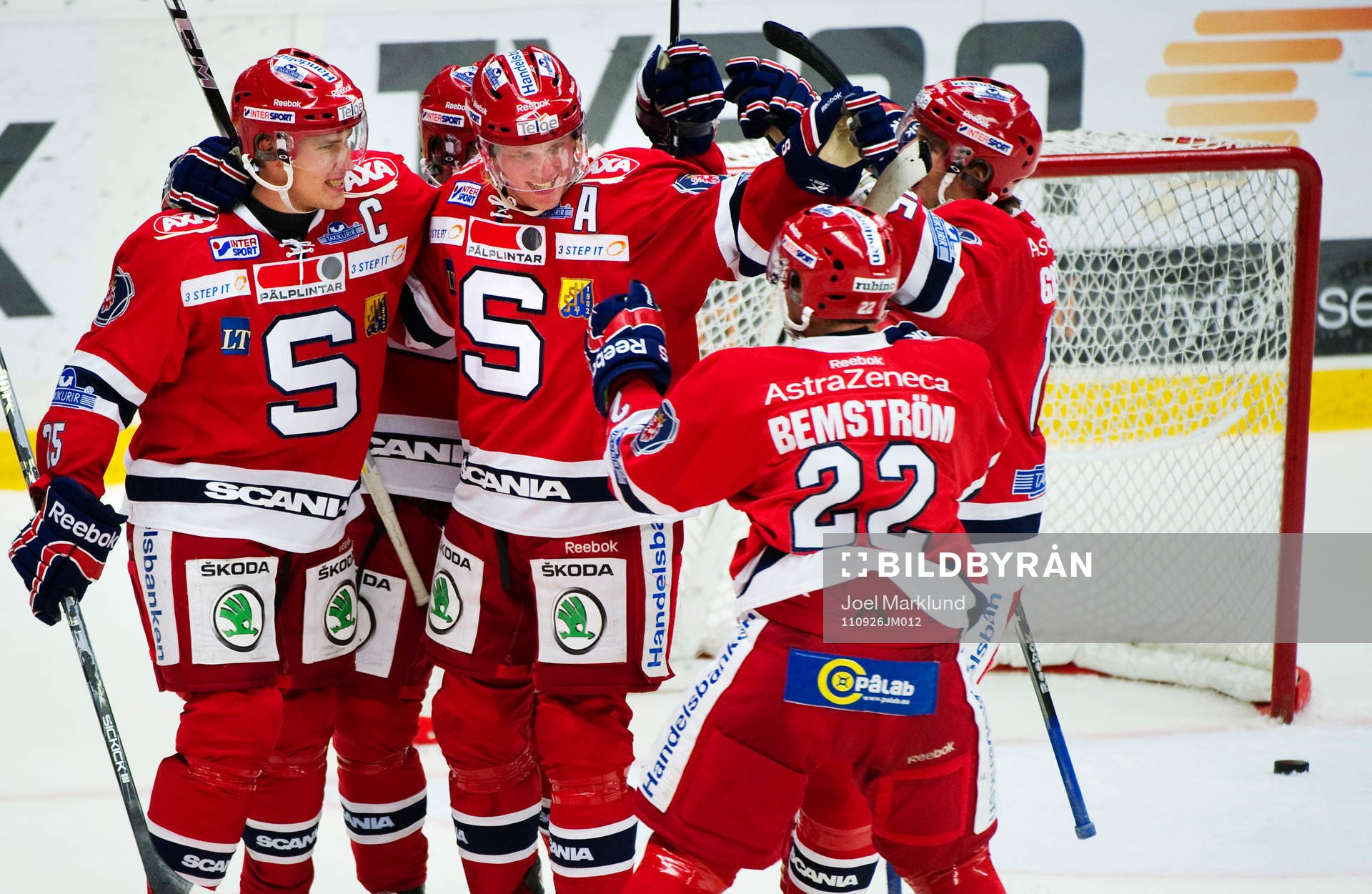 Mathias Månsson (i mitten), Södertälje, gratuleras till