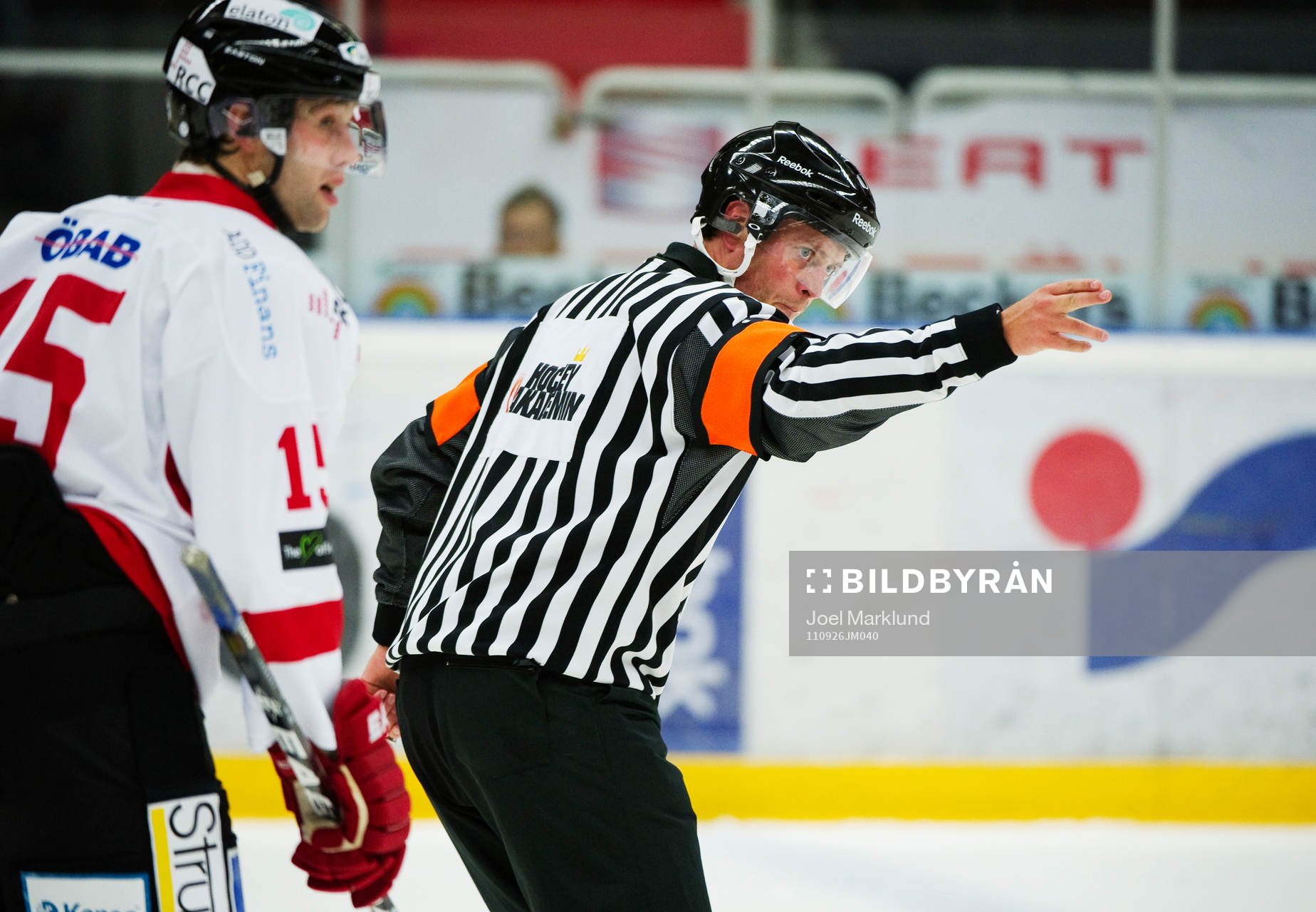 Robin Karlsson, domare, dömer bort ett av Örebros mål i