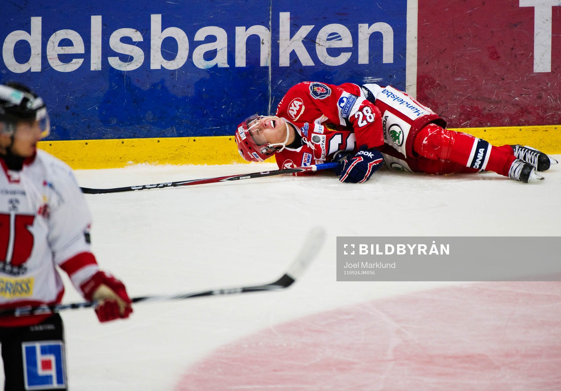 Viktor Lööv, Södertälje, ligger på isen och har ont