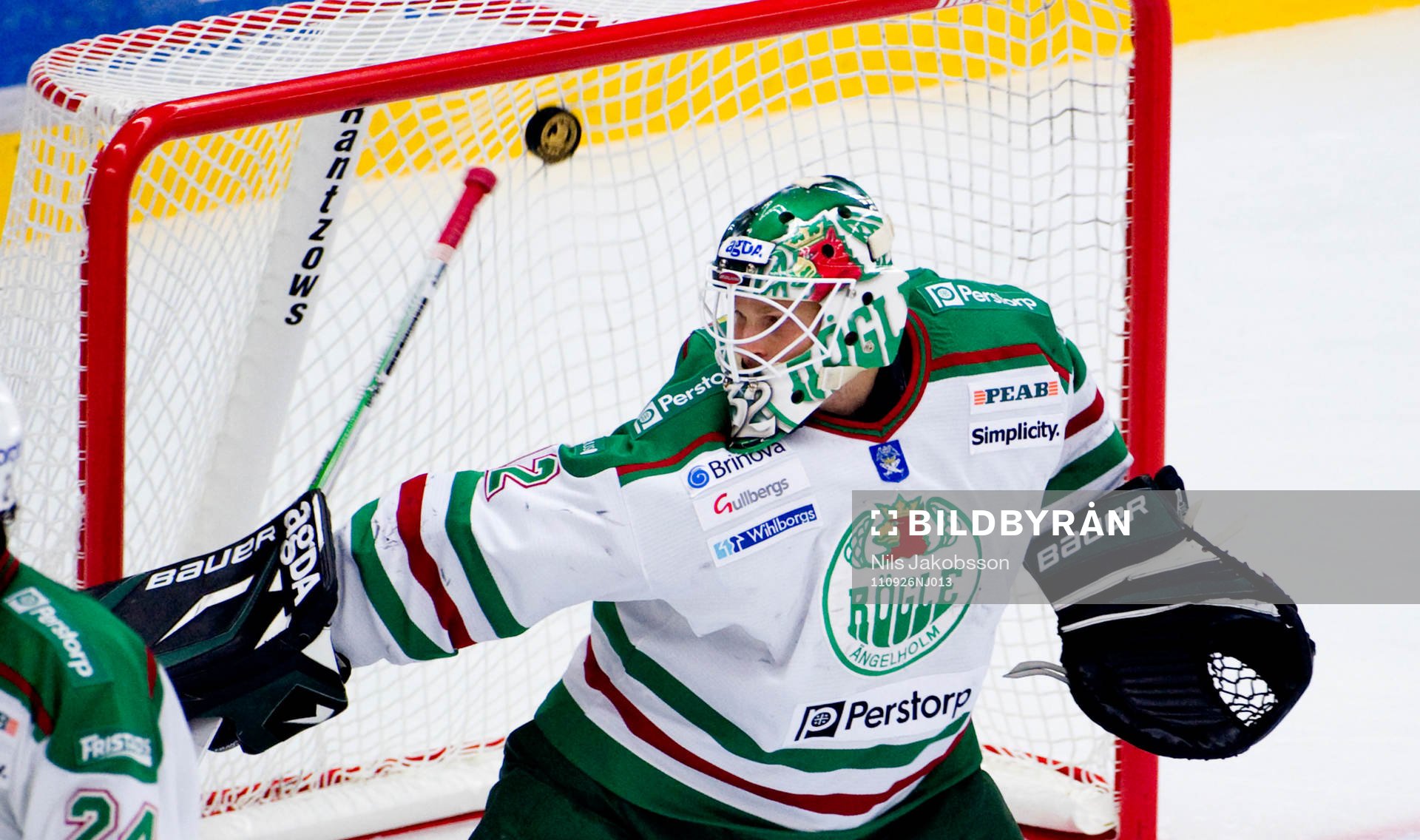 Jonas Fransson, målvakt, Rögle ser Jesper Mattssons skott