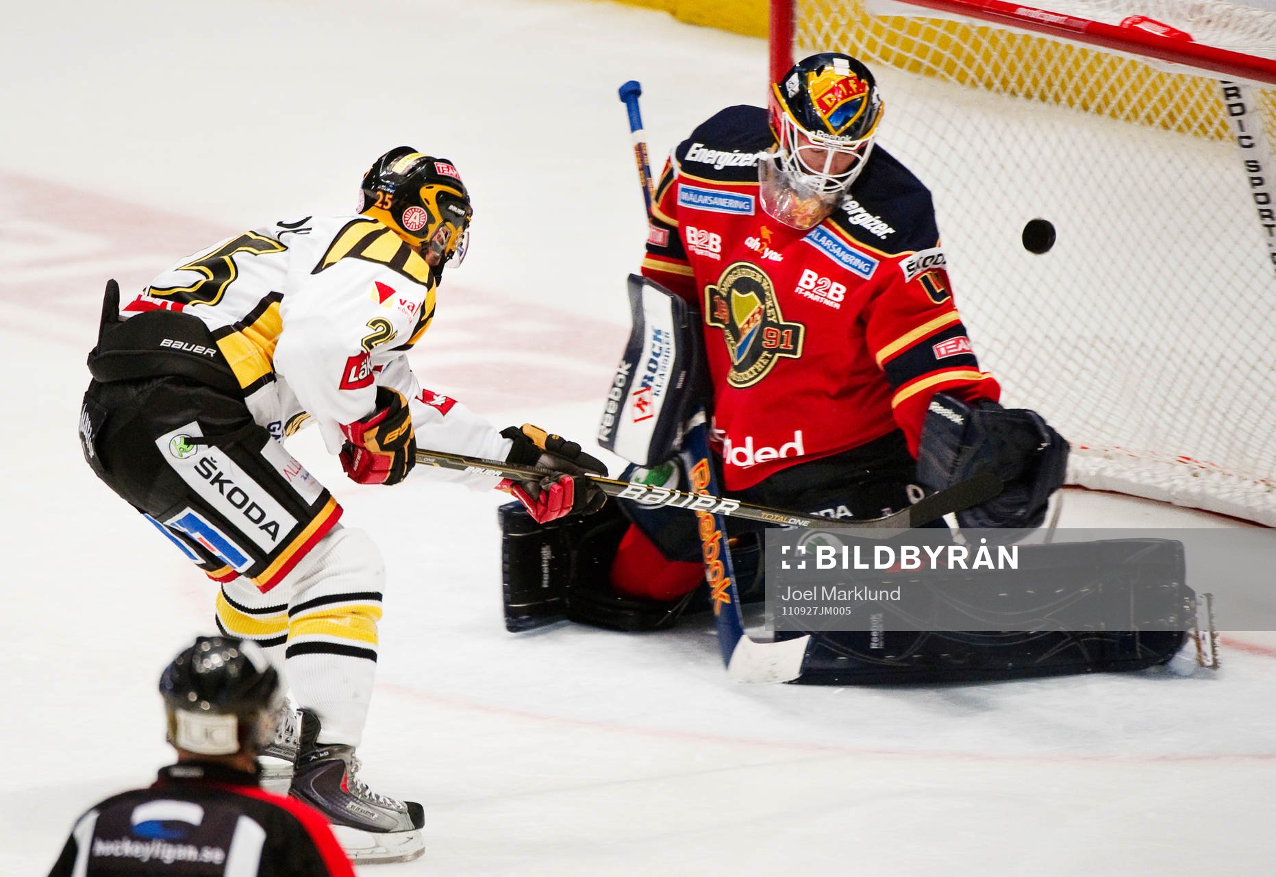 Martin Johansson, Brynäs, gör 2-2 bakom Gustaf Wesslau,