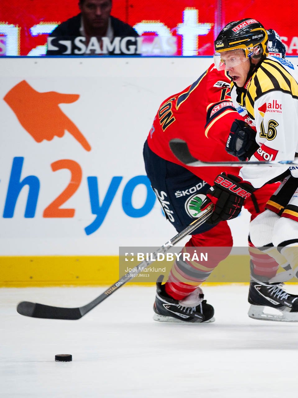 Sebastian Lauritzen, Brynäs, tar sig förbi en djurgårdare