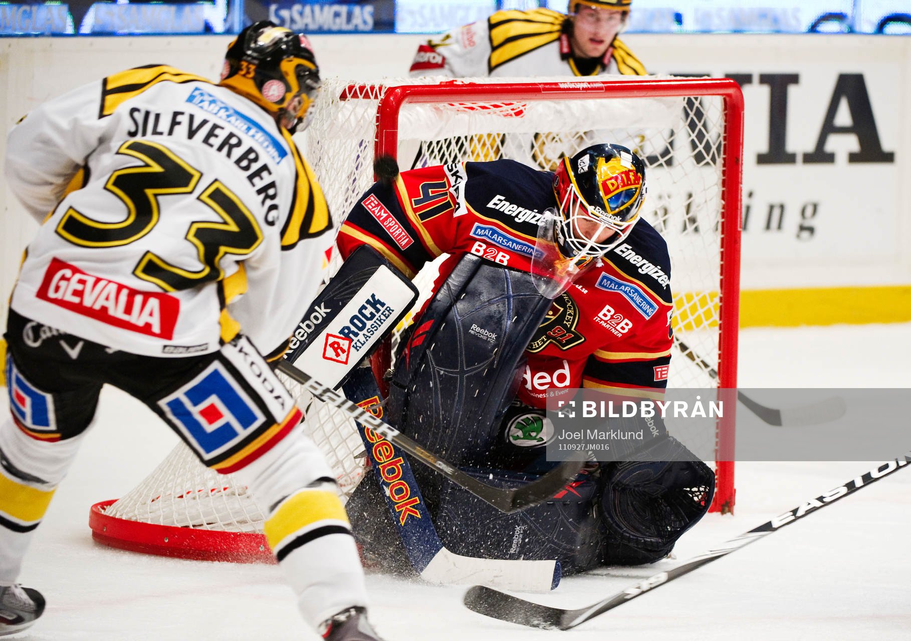 Jakob Silfverberg, Brynäs, skjuter mot Gustaf Wesslau,