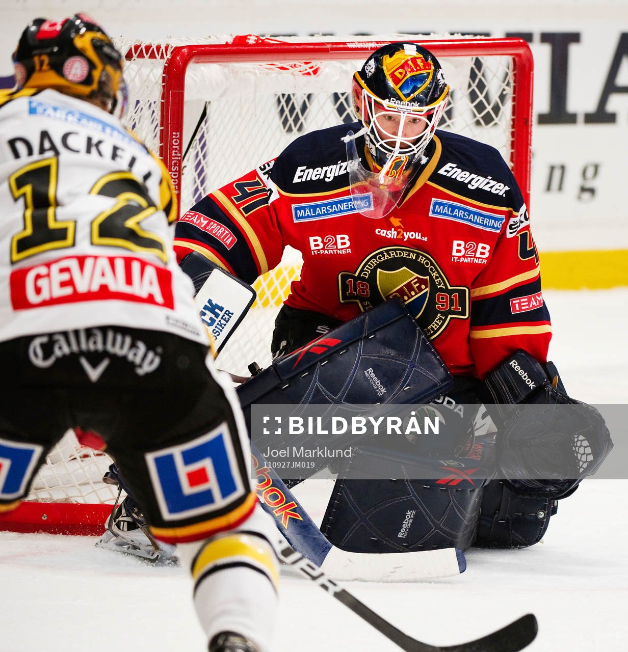 Andreas Dackell, Brynäs, i ett anfall mot Gustaf Wesslau,