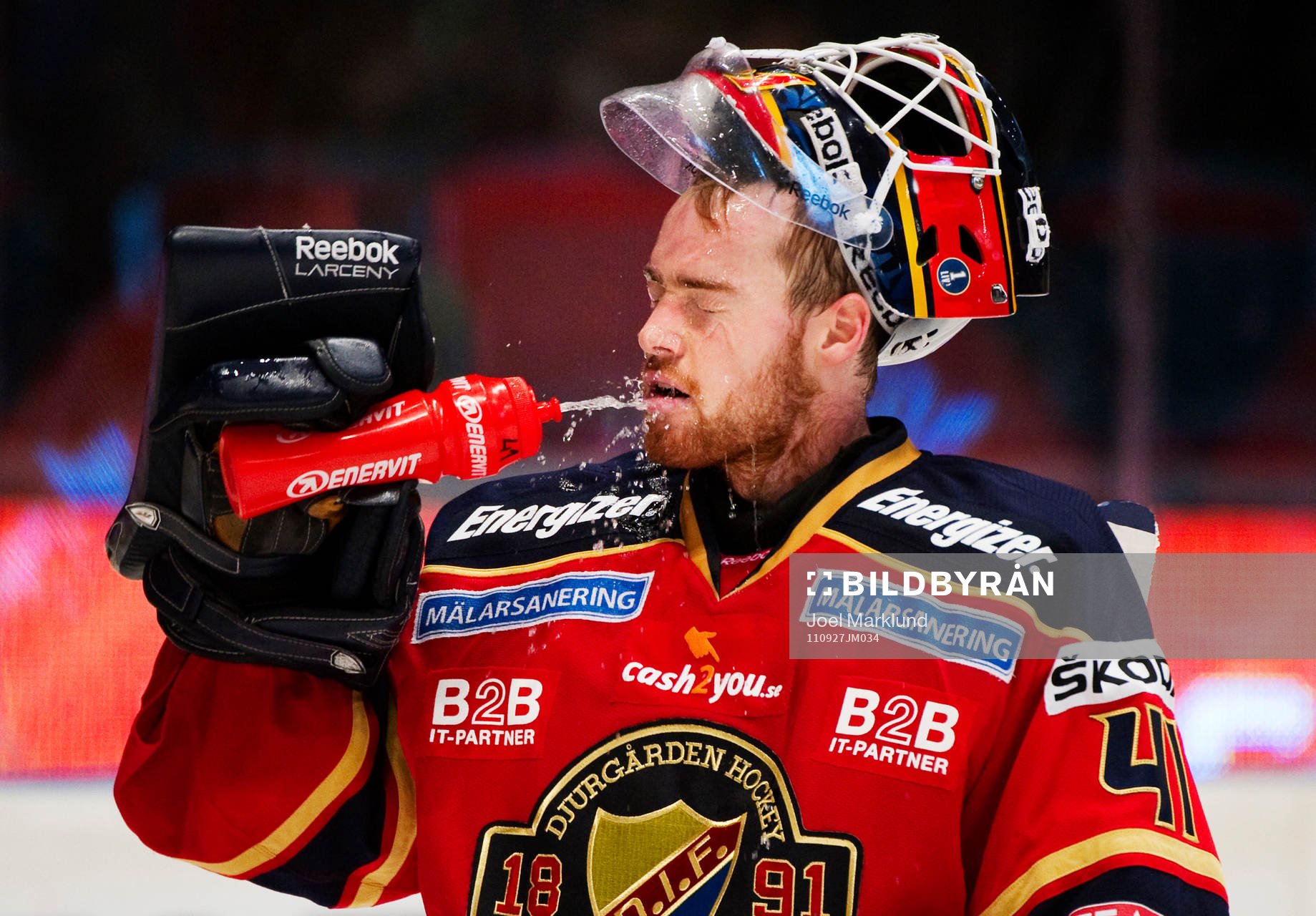 Gustaf Wesslau, målvakt, sprutar vatten i ansiktet