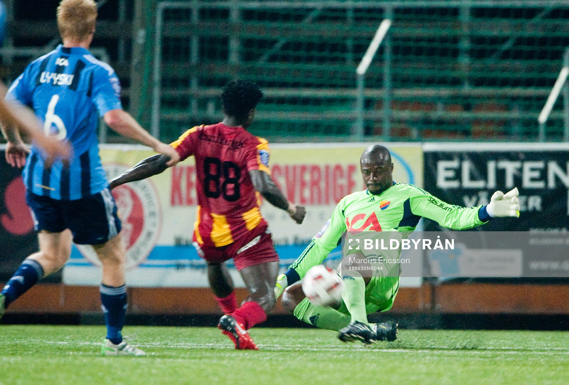 Pa Dembo Touray, målvakt Djurgården rensar undan