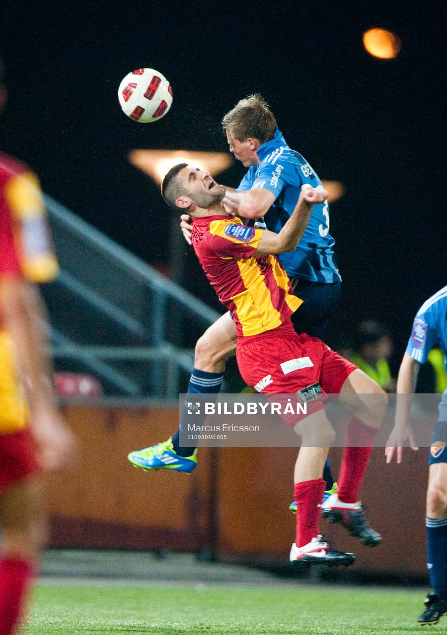  Robert Massi, Syrianska och Emil Bergström, Djurgården slår ihop i en nickduell