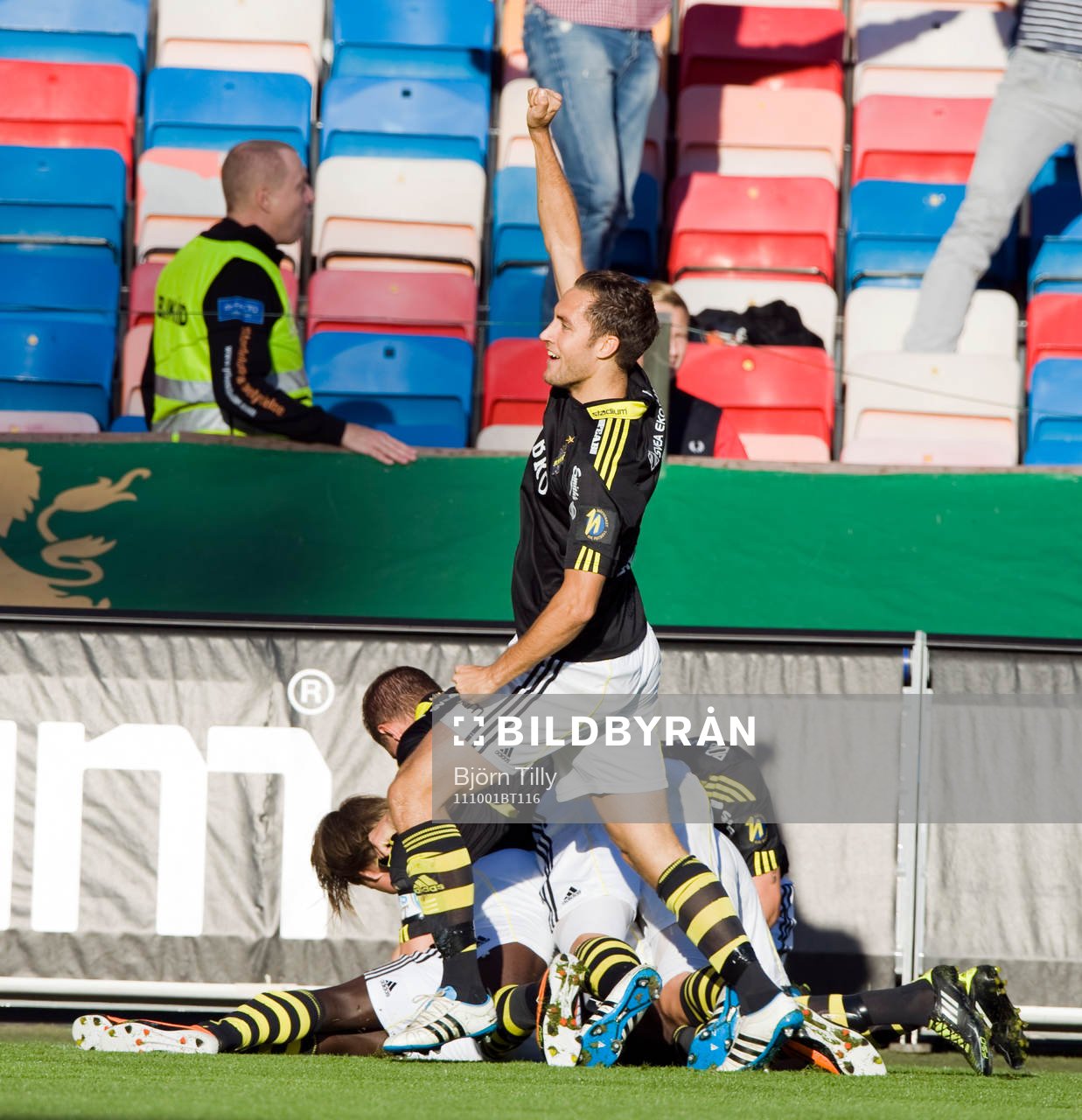  Måljubel efter 1-0 av Lalawélé Atakora, AIK. Stående Niklas Backman, AIK. Jubel, glädje.