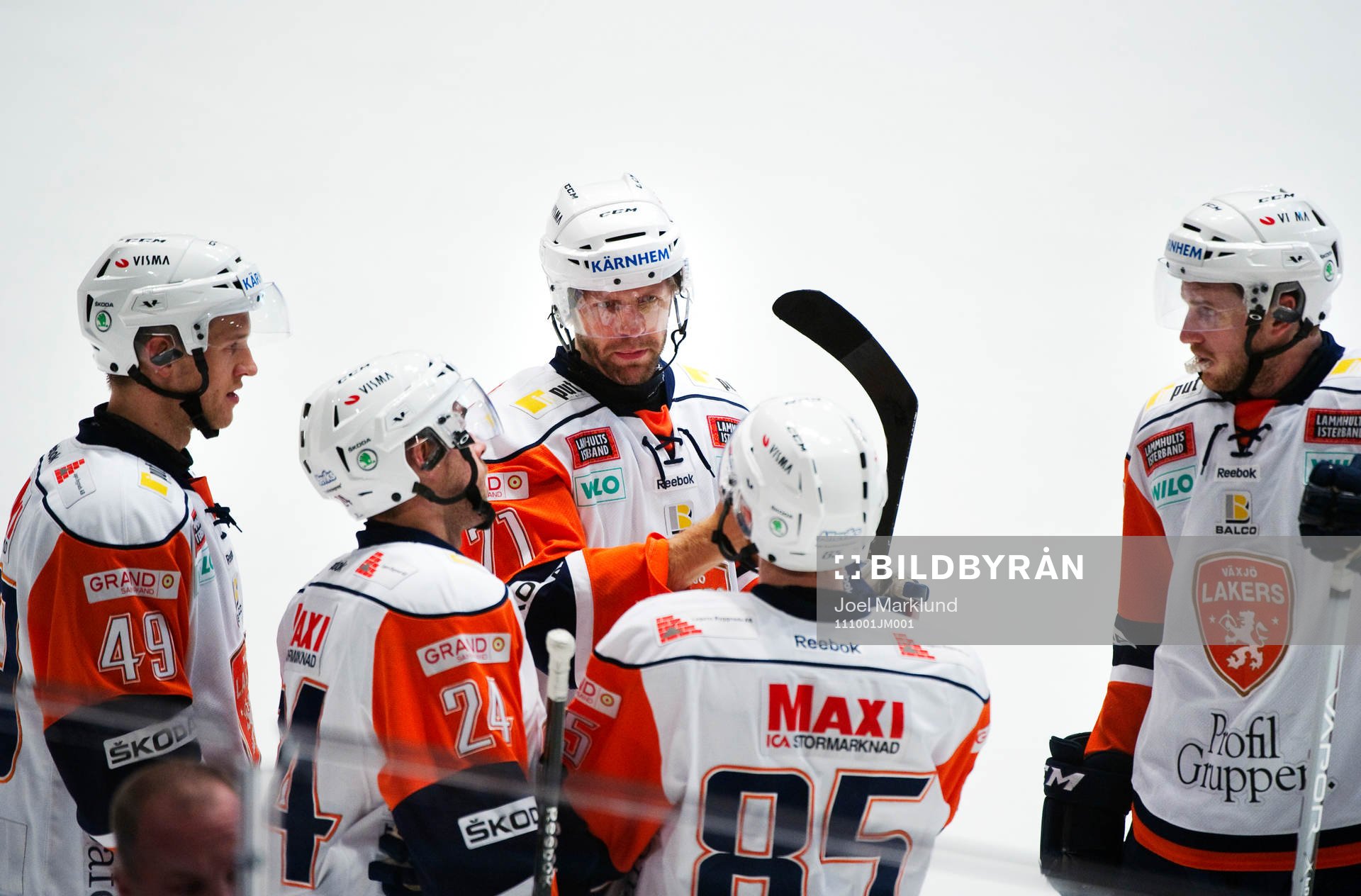 Tomi Kallio, Växjö, i mitten, pratar med sina medspelare