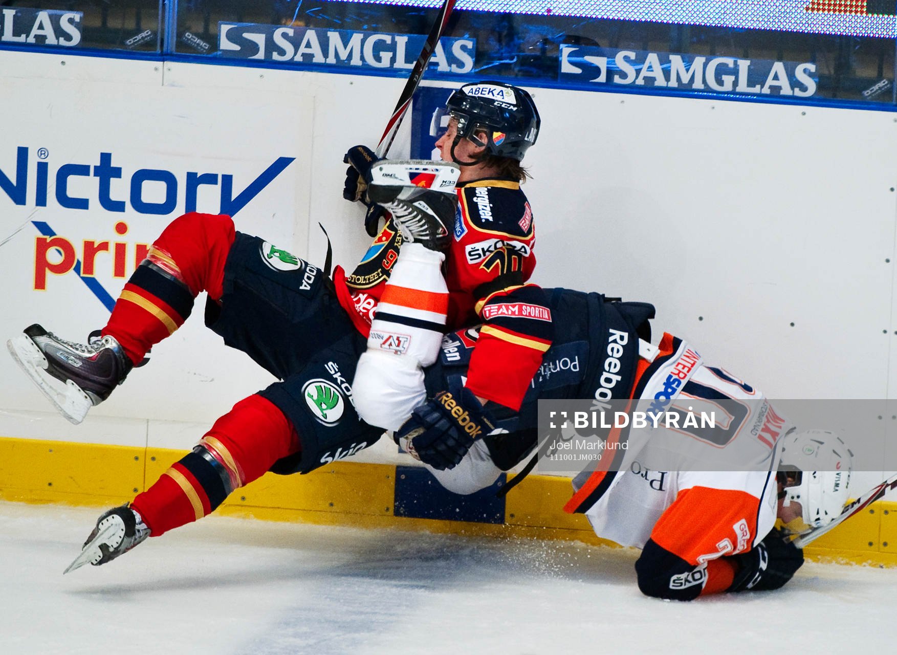 Mario Kempe, Djurgården, faller i en närkamp med Johan