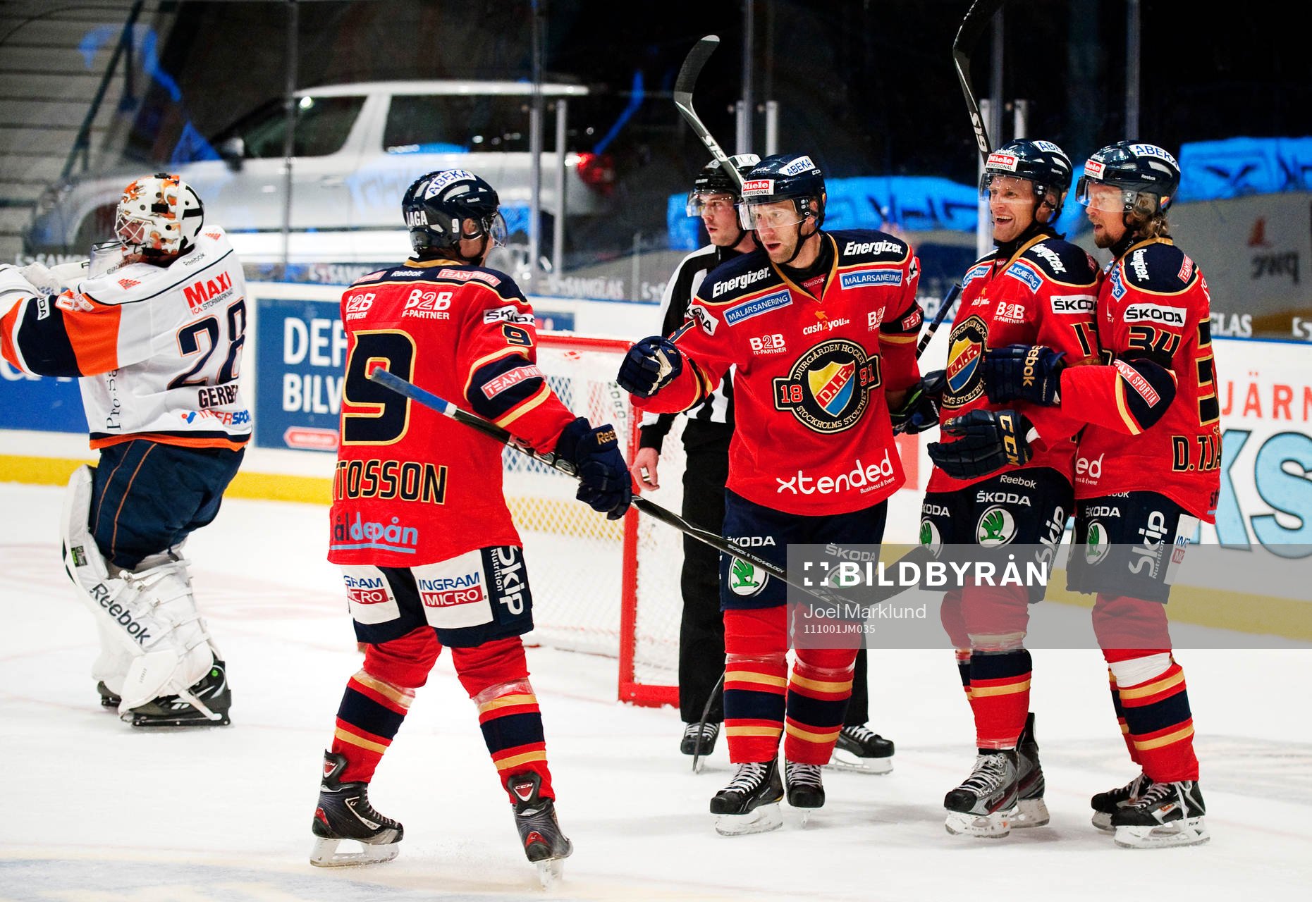 Marcus Nilson, Djurgården, gratuleras till sitt 2-0-mål