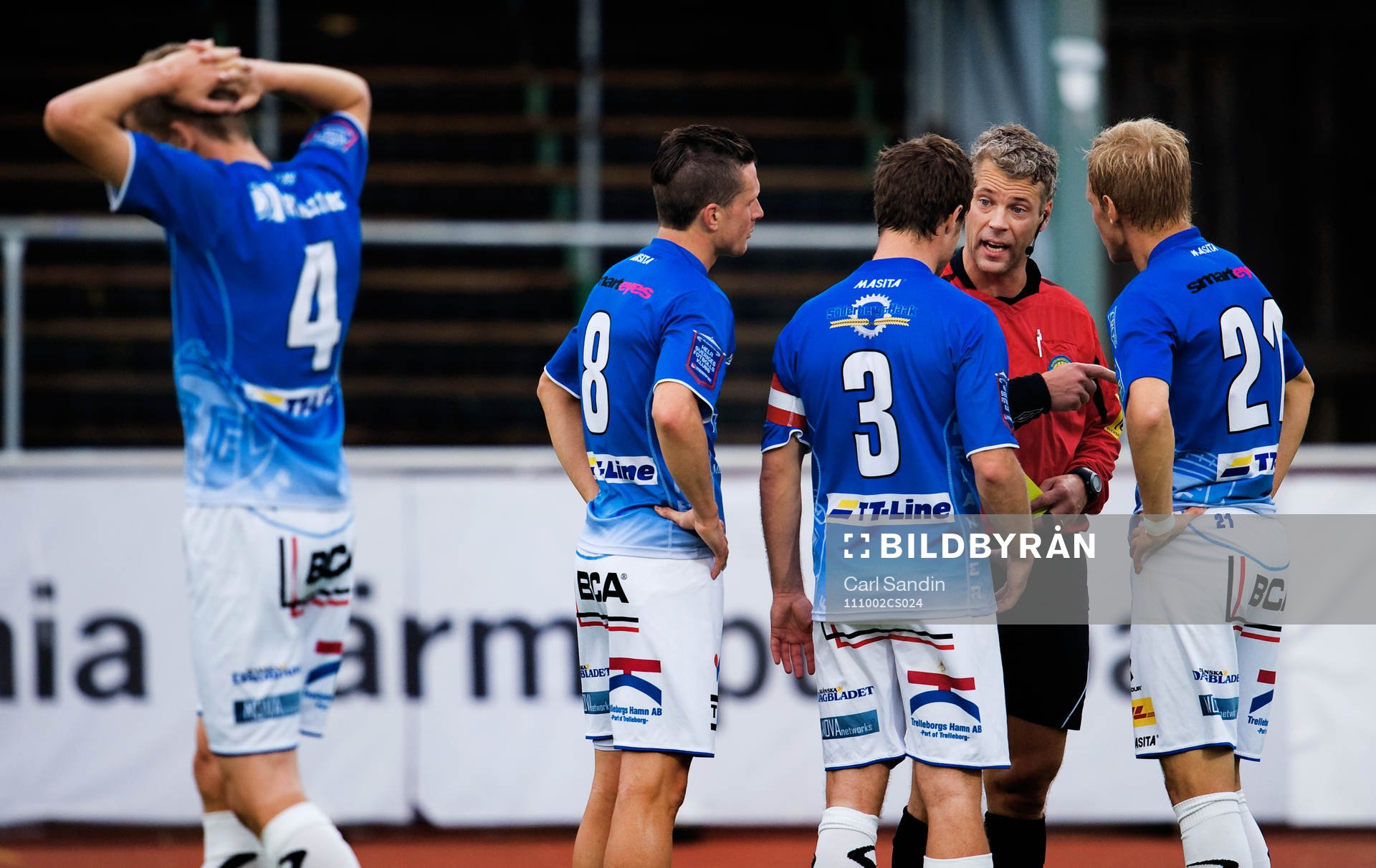 Tobias Mattsson, domare, dömer straff för Häcken.