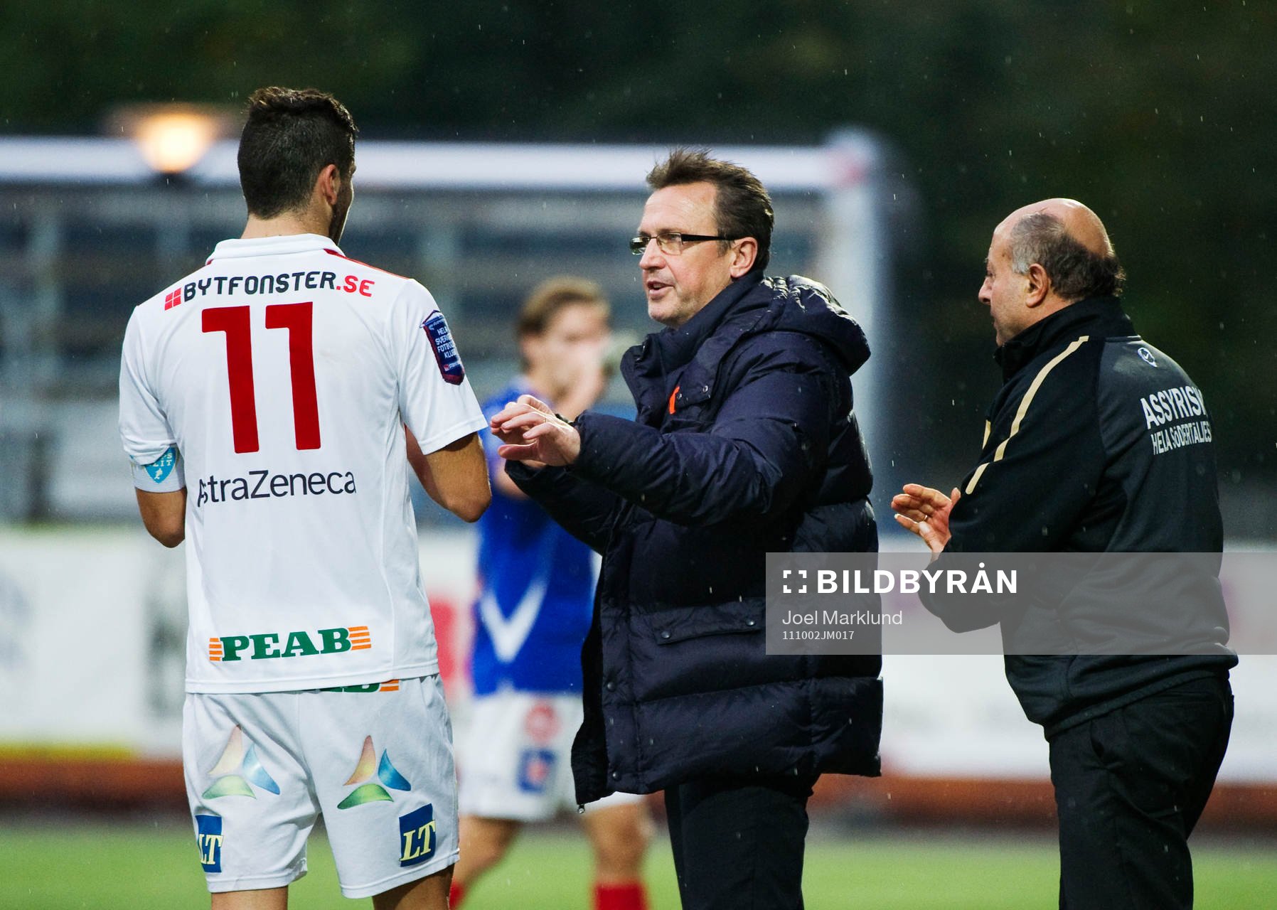 Patrick Walker, tränare, Assyriska, pratar med Mikael Ishak