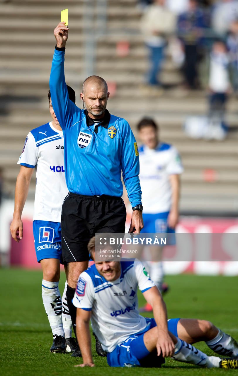 Michael Lerjéus, domare, visar gult kort, varning