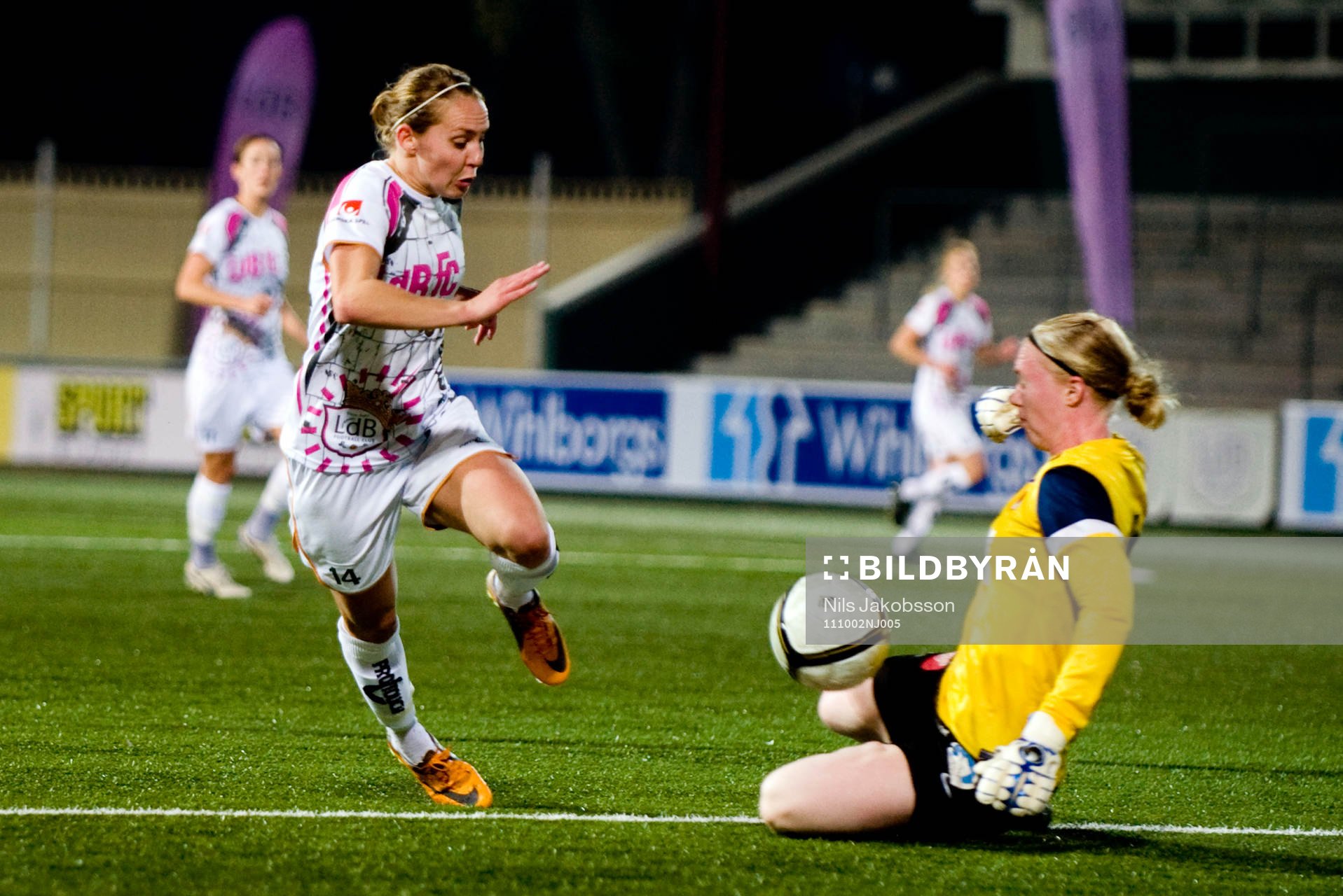 Manon Melis, LDB Malmö skjuter men Hedvig Lindahl,