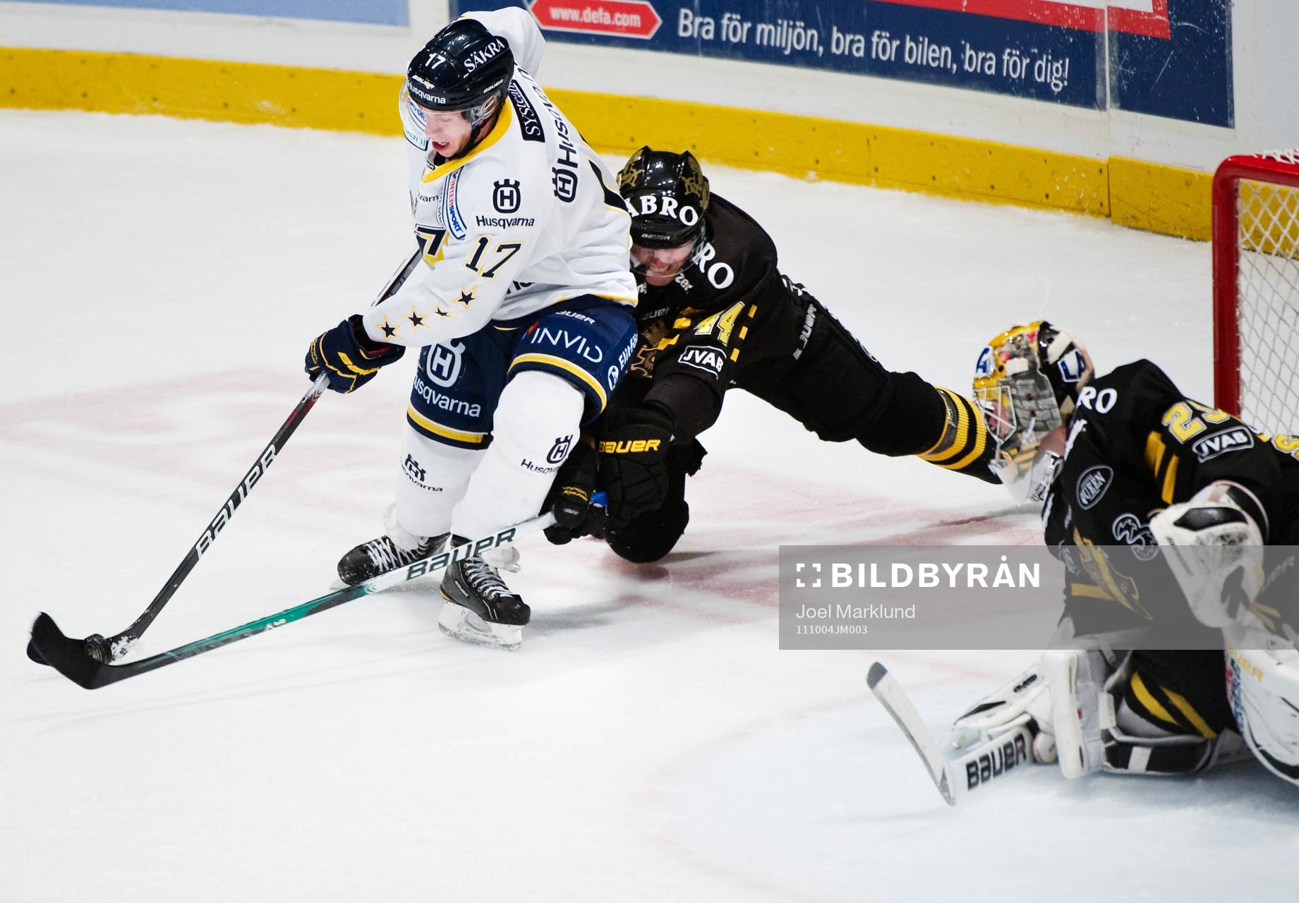 Andreas Falk, HV71, håller undan Josh MacNevin, AIK