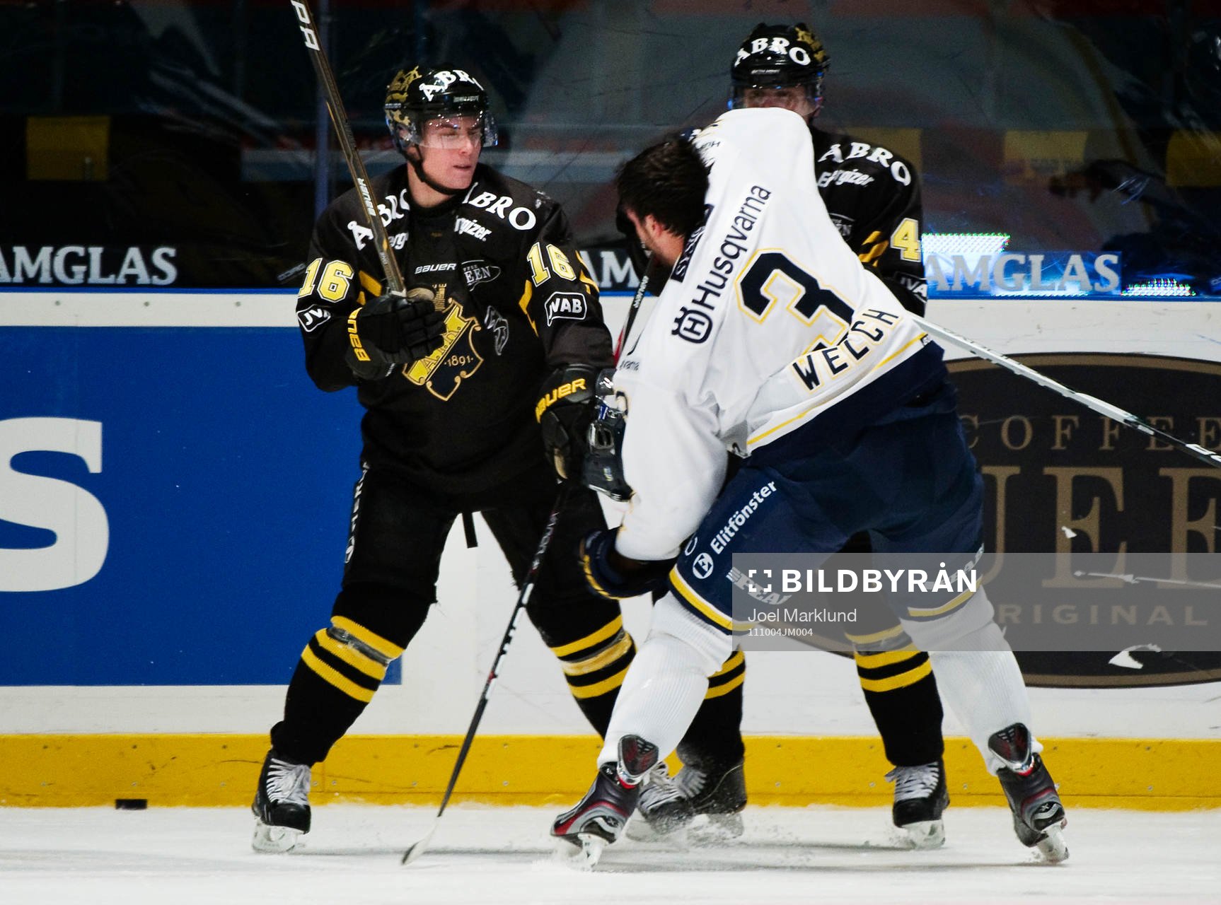 Tobias Viklund, AIK, i slagsmål med Noah Welch, HV71