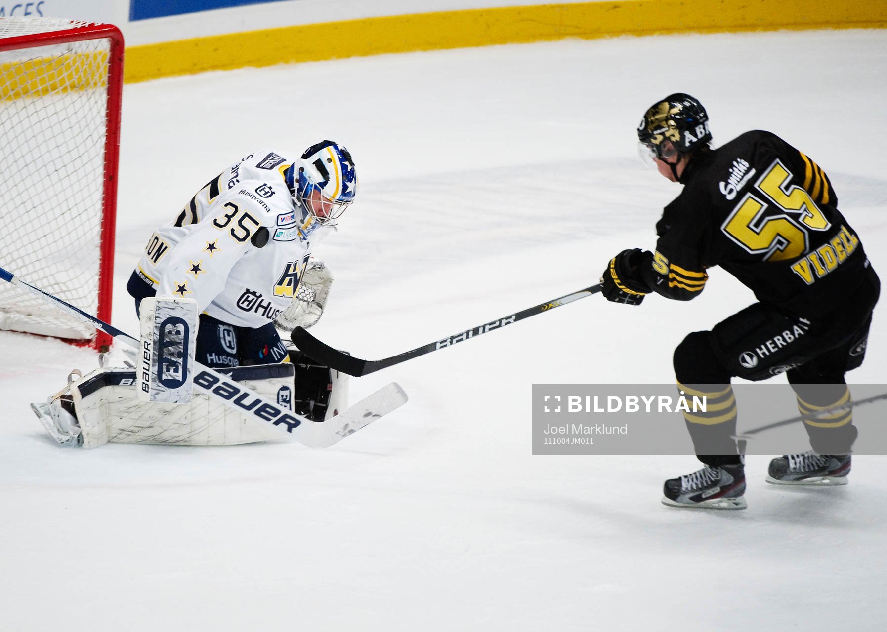 Andreas Andersson, målvakt, HV71, räddar ett friläge i
