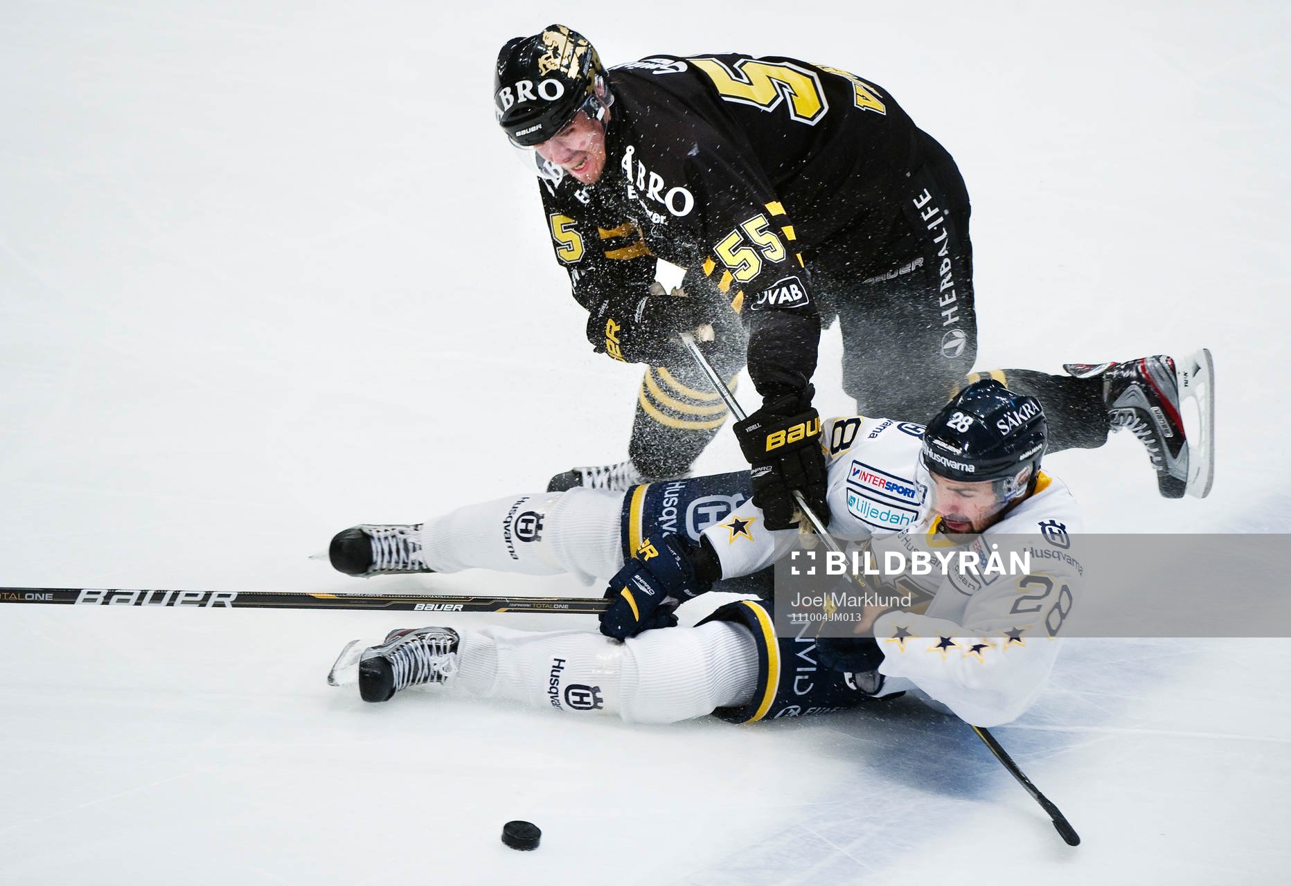 Linus Videll, AIK, förlorar en närkamp mot Daniel Rahimi,