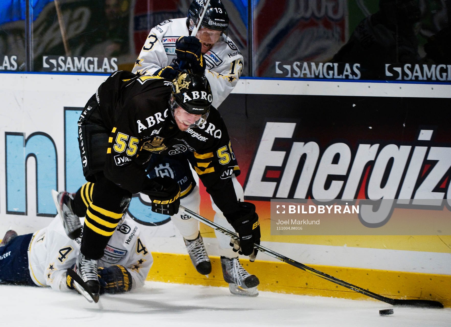 Adam Almquist och Oscar Sundh, HV71, klarar inte av att