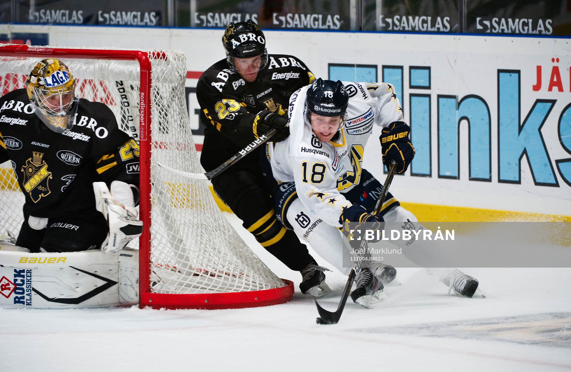Jonas Liwing, AIK, trycker undan Jesper Fasth, HV71,