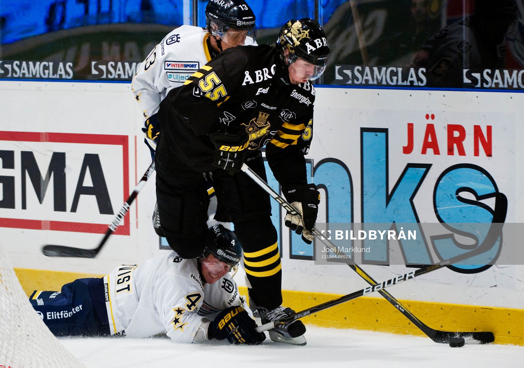 Linus Videll, AIK, tar sig förbi både Oscar Sundh och
