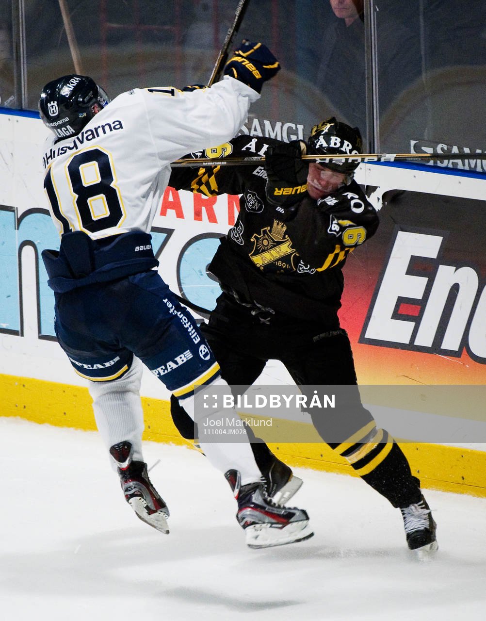Jesper Fasth, HV71, tacklar Tobias Viklund, AIK