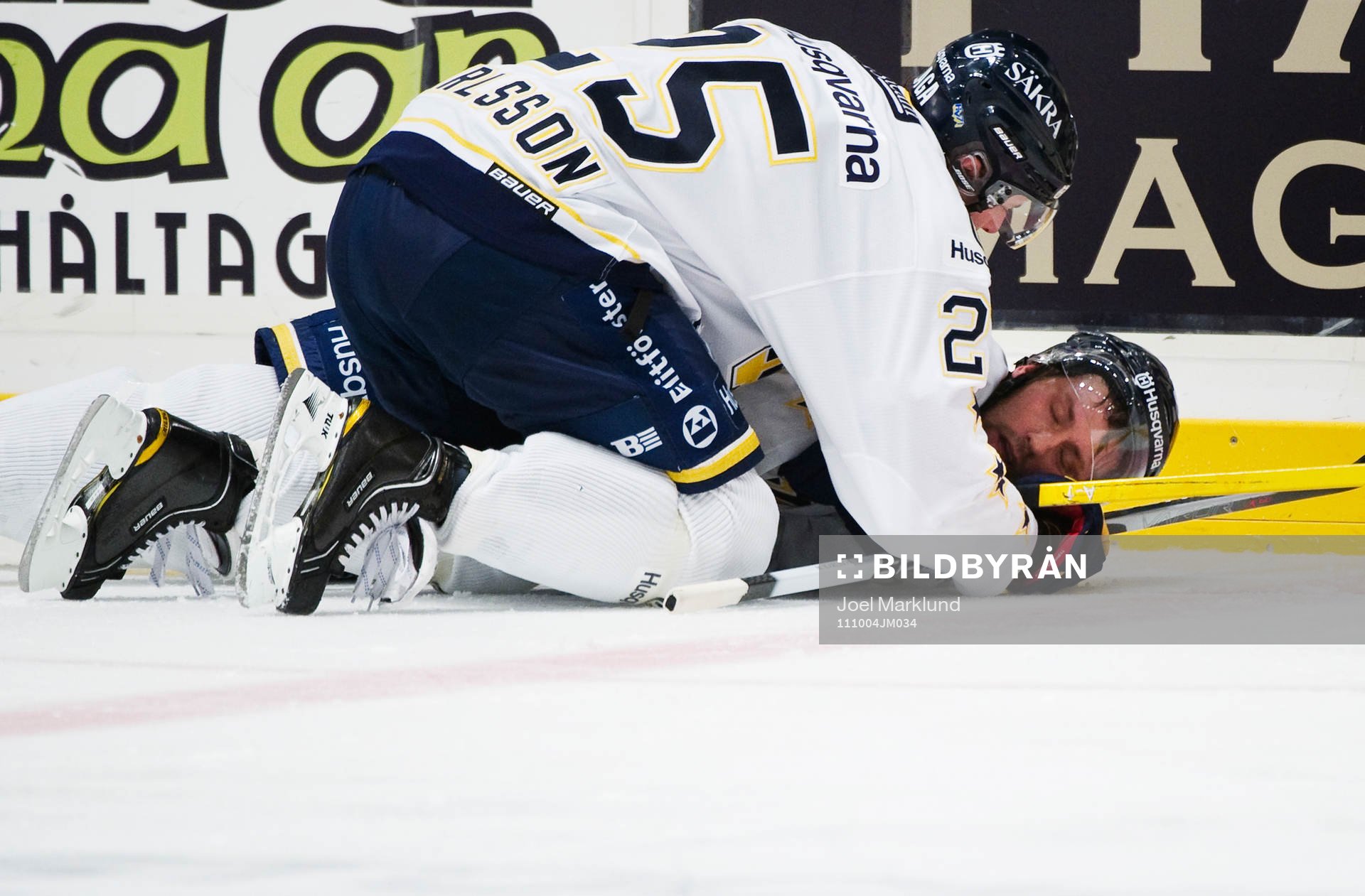 Per Ledin, HV71, ligger skadad på isen