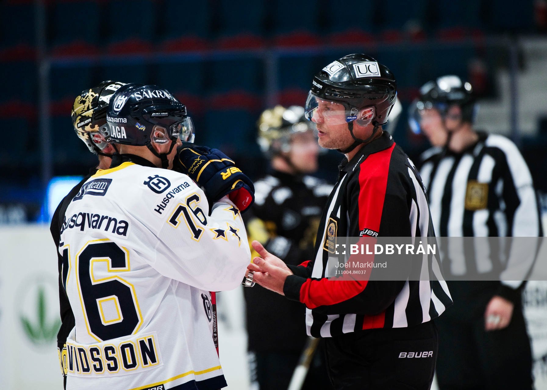 Ulf Rönnmark, domare, pratar med Dick Tärnström, AIK,