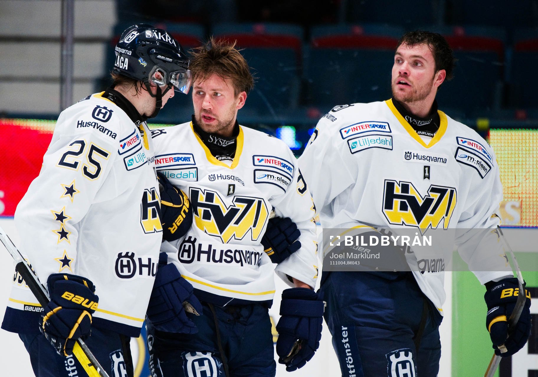 Mattias Karlsson och Noah Welch hjälper Per Ledin, HV71,