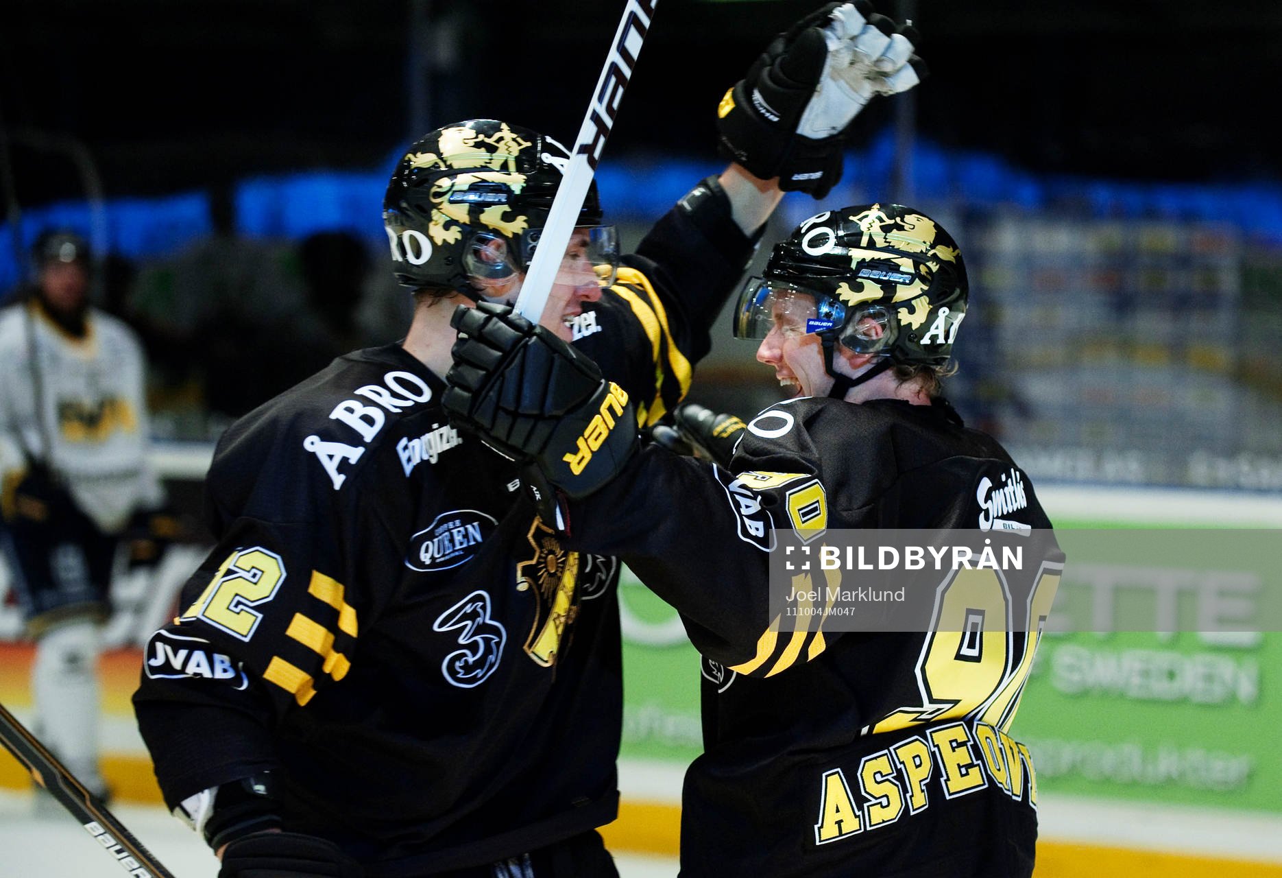 Patrik Nemeth gratulerar Christopher Aspeqvist, AIK, till