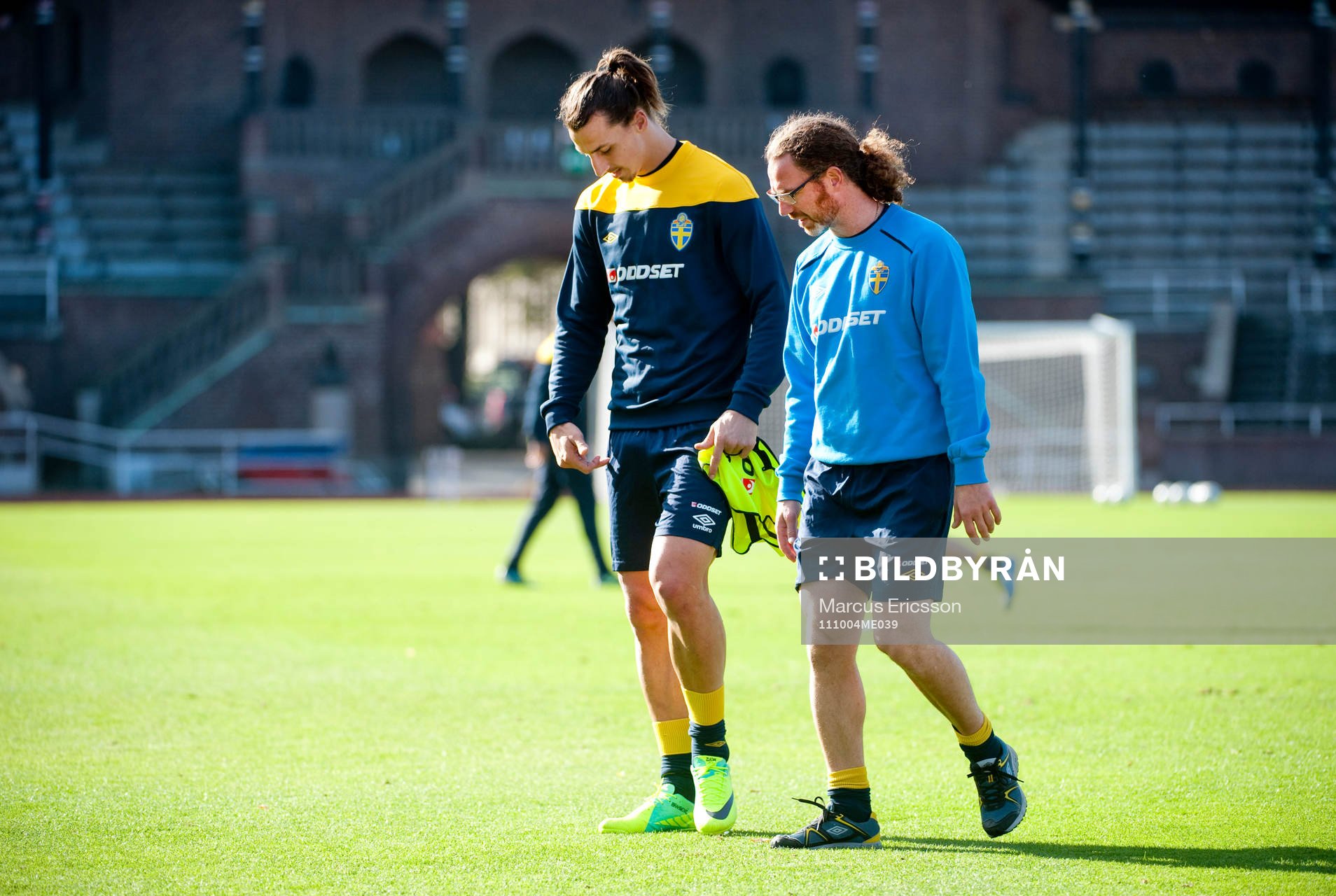 Zlatan Ibrahimovic tillsammans med Rickard Dahan, sjukgymnast. Zlatan pekar på sina ljumskar