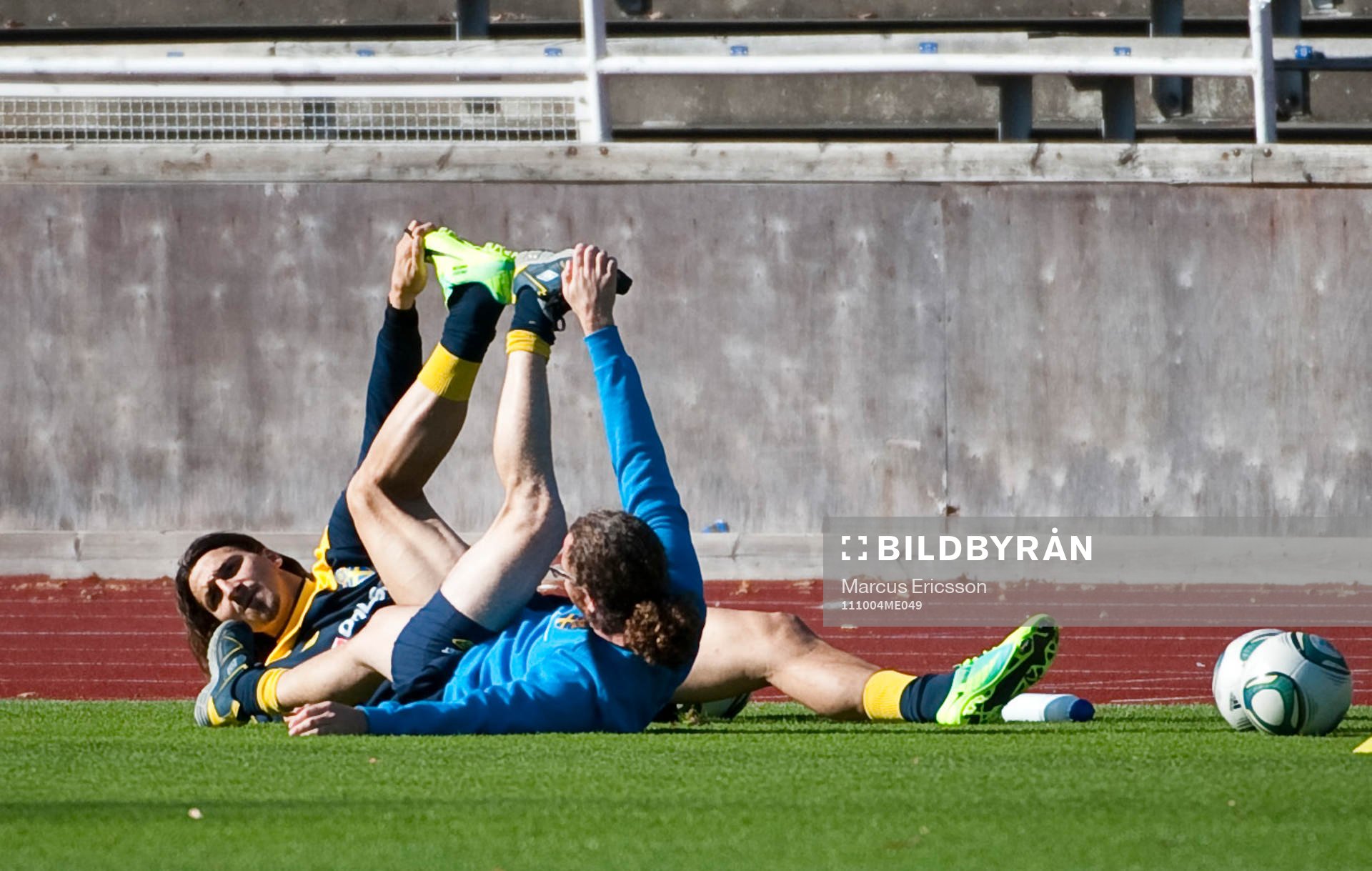  Zlatan Ibrahimovic stretchar tillsammans med Rickard Dahan, sjukgymnast