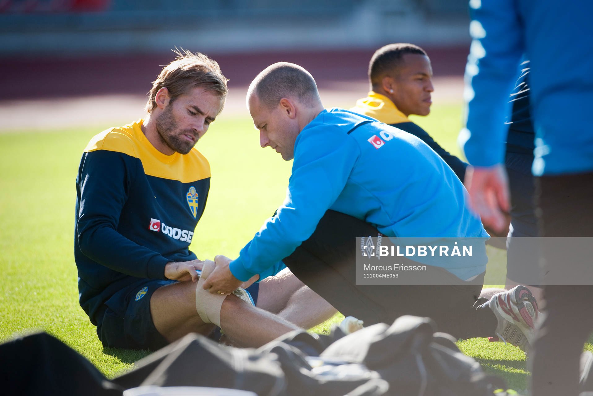 Olof Mellberg lindar och kyler sitt knä